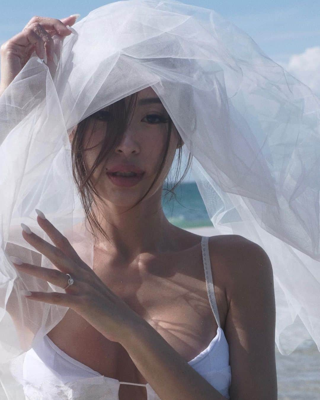 イプシー・キーラティさんのインスタグラム写真 - (イプシー・キーラティInstagram)「Your bride to be , 🤍🕊️ • • photographer : @nicholas_haw  my bridal bikini by : @yokelia @try_yorata 🫶🏽」9月5日 20時21分 - gypsykeerati