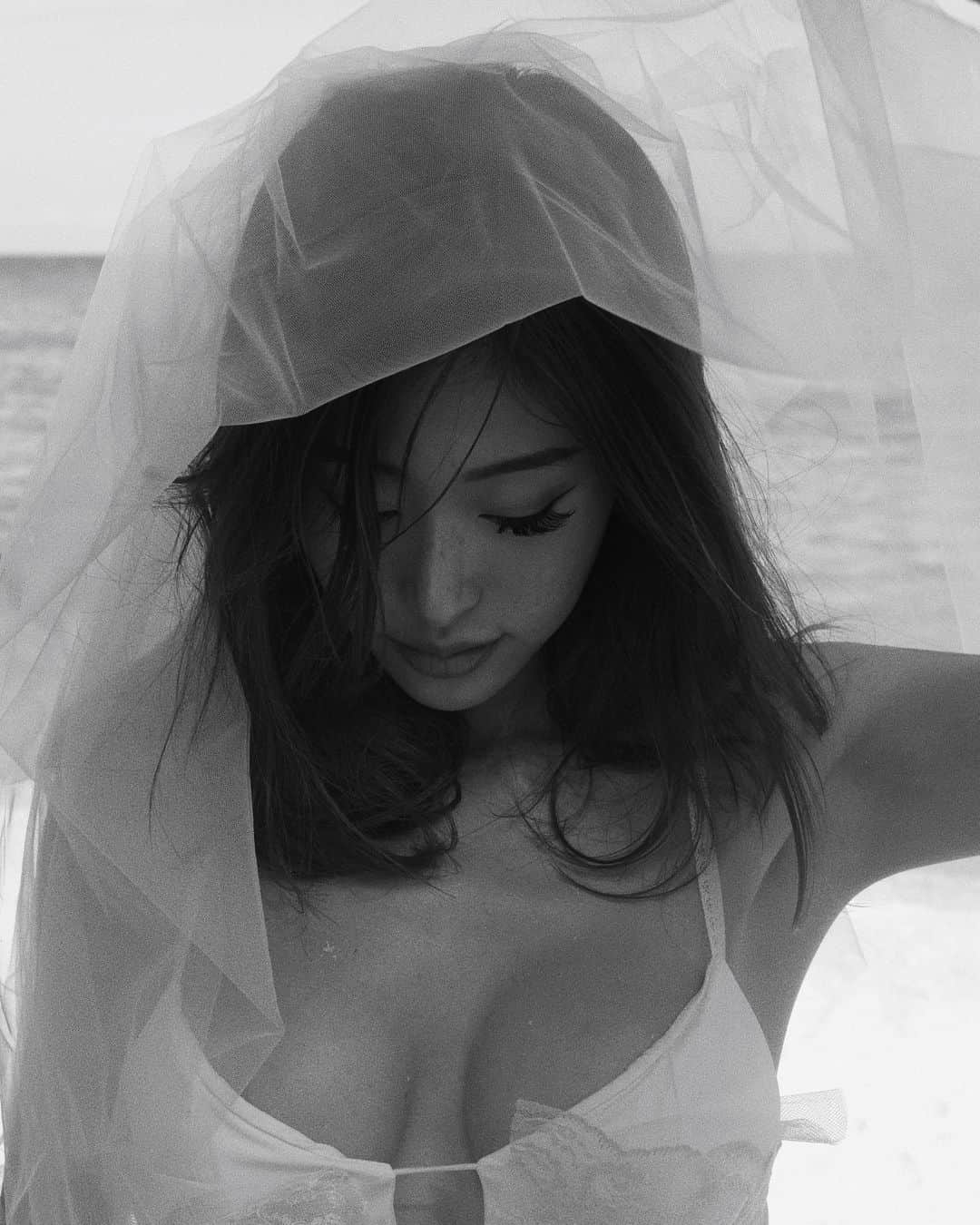 イプシー・キーラティさんのインスタグラム写真 - (イプシー・キーラティInstagram)「Your bride to be , 🤍🕊️ • • photographer : @nicholas_haw  my bridal bikini by : @yokelia @try_yorata 🫶🏽」9月5日 20時21分 - gypsykeerati