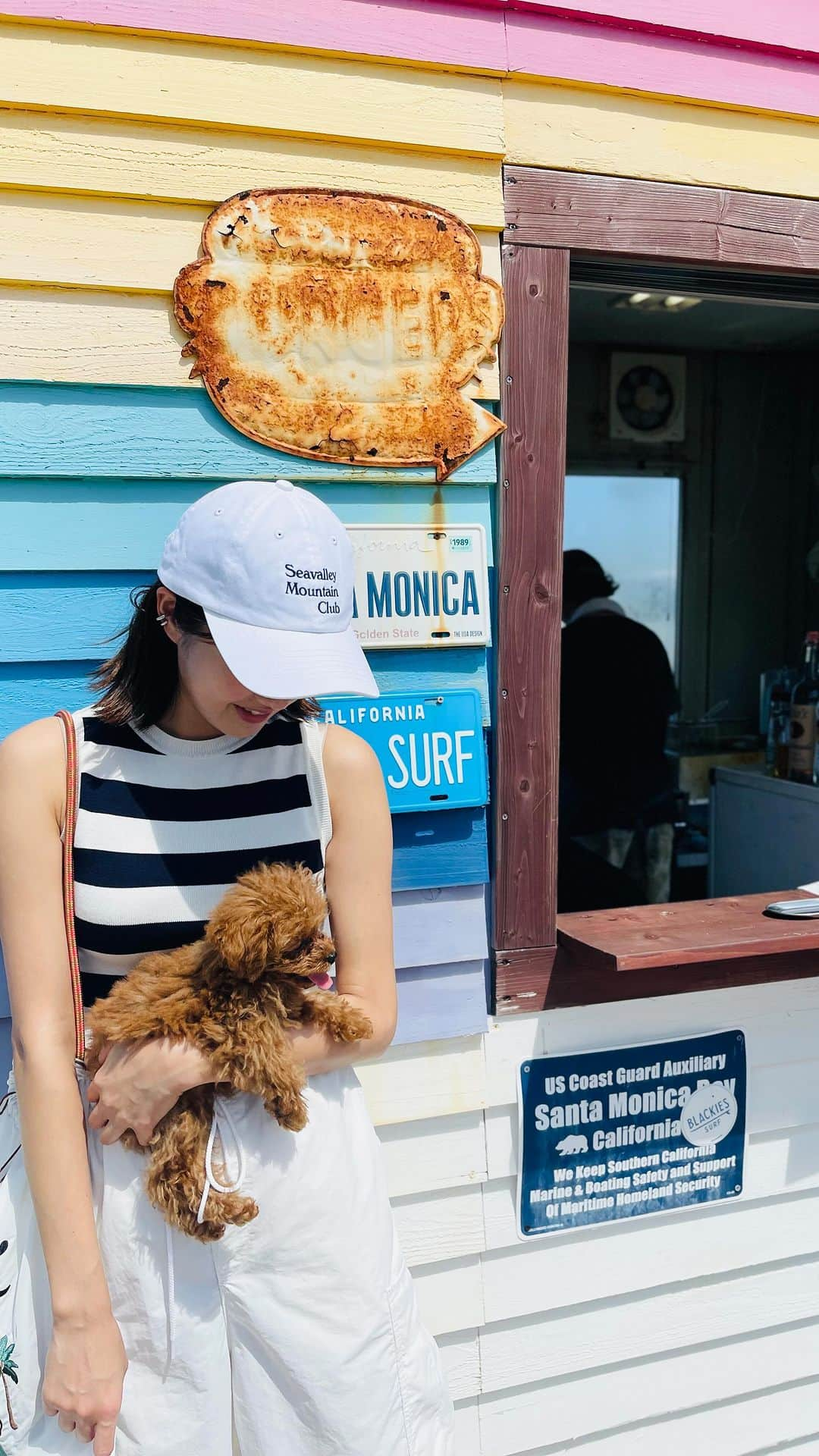 浜﨑日香里のインスタグラム：「ぷーと初めてのお出かけは 大好きな糸島に🐶 糸島、本当に景色が綺麗〜🥹✨ ハンバーガー美味しすぎました🍔 想像以上のボリューム！ 1番人気のスペシャルバーガー おすすめです☺️🩷　@santa_monica_itoshima   ちなみにぷーにあげてるのはスイカです🍉 お座りできるようになりました🐕  #糸島 #糸島ランチ #糸島ドライブ #ワンコとお出かけ #ワンコのいる生活」