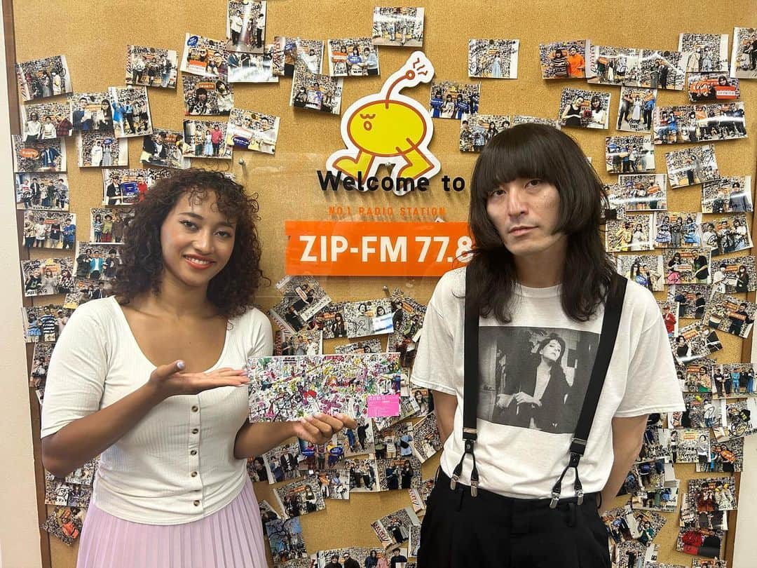 のインスタグラム：「📻 ／ ZIP-FM「OVER VIEW」ゲスト出演ありがとうございました！ ＼  アルバムの『#式日散花』より「若葉のころ」初オンエアいたしました！  お聴き逃しの方、もう一度聴きたい方は #radiko プレミアムなら全国各地から聴けます🎧  #オーバービュー #ドレスコーズ」