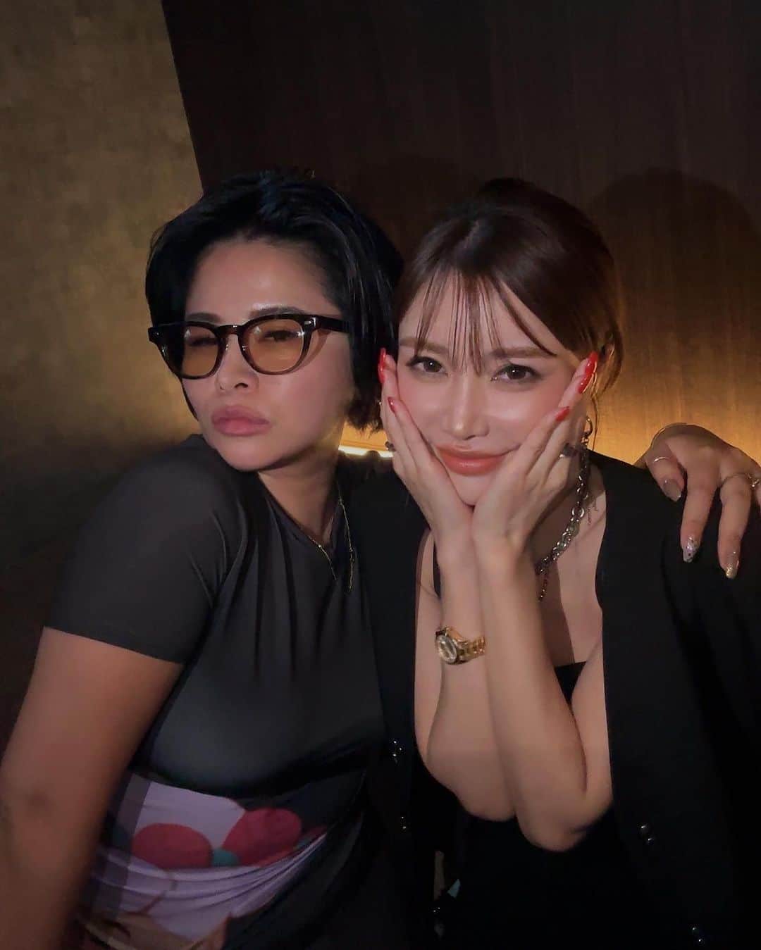 金子若菜のインスタグラム：「⠀ 先日、久しぶりにこちらの美女と🥂 @official_manami   ⠀ JOSEMOONチームと色んな事を語り合った夜。 今は違うブランドだけれど、 仕事に対する想いも、 お洋服に対する想いも変わらず…  ⠀ 要するに俺ら、最高。  それにしても俺はすっぴんでよく、美女と写真撮れたな？ あと真奈美氏の顔の大きさ、私の腕じゃんね😇」