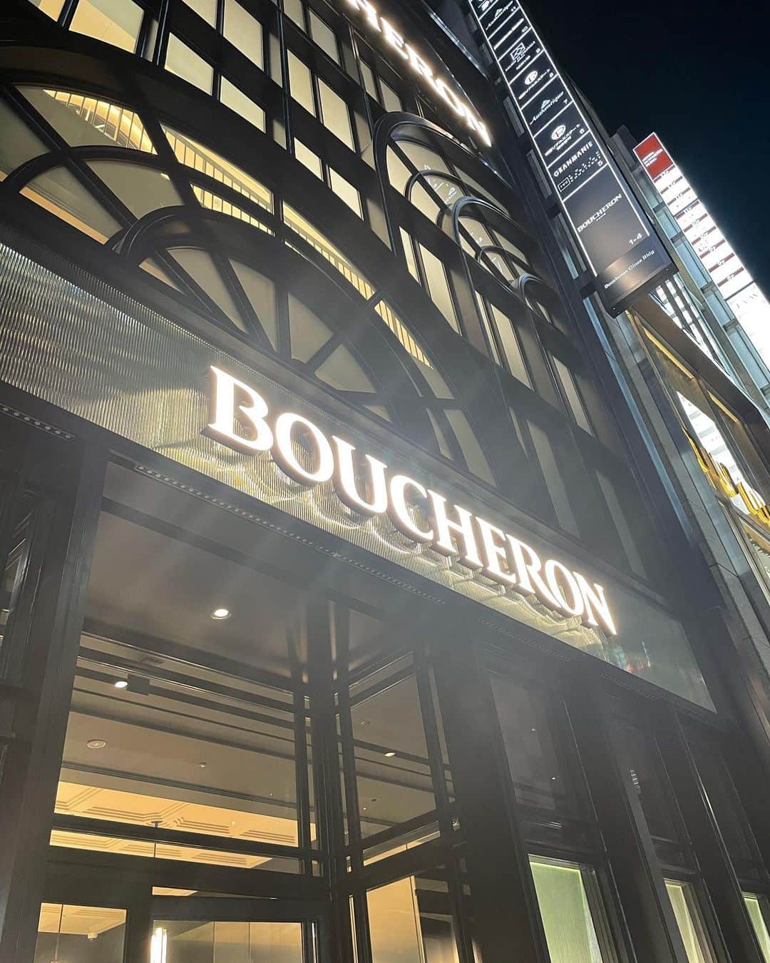 渡辺佳代子さんのインスタグラム写真 - (渡辺佳代子Instagram)「「ブシュロン 銀座本店」が中央通りに移転、とのことで、キラキラを浴びに行ってきました。  私の腕では煌めきをお伝えできないのですが。。。  #ブシュロン #boucheron」9月5日 20時32分 - kayoko_watanabe