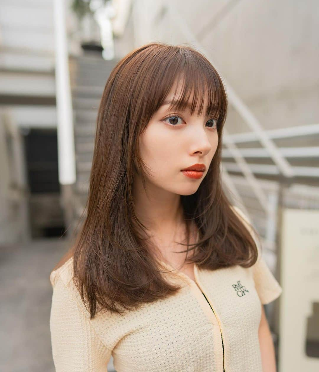 齋藤純也のインスタグラム：「face layer✂︎  柔らかく動き束感のあるヘアスタイルがこだわりです、丸みと尖り感を丁寧に作ります 骨格と輪郭と髪質に合わせて誰よりも似合うデザインを♩  ✴︎PRICE✴︎ カット✂︎7700円 カラー✂︎7700円  カットなしの場合シャンプーブロー料金+2200円 カラーはトリートメントin処方で圧倒的な艶感と手触りをプラスします。 ブリーチor3Dハイライト施術はプラス7700円です。 パーマ✂︎7700円 トリートメント✂︎種類多数によりカウンセリングで決めさせていただきます。5500円〜11000円 縮毛矯正✂︎17600円、前髪のみは6600円 ・ ネット予約が×の所もお電話かDMで時間調整できますので気軽にご連絡ください！ kelly.表参道本店　A1出口より徒歩45秒 東京都渋谷区神宮前5-2-5 JY表参道ビル２Ｆ kelly. ・ ・ ✔️群馬県伊勢崎市で出勤するスケジュールは隔週水曜日です。 群馬店は料金が異なります、お問い合わせください 群馬のご予約はＤＭまたは ホットペッパービューティーで  kelly. by L.O.G 検索✂︎ 在籍日程が少なくて申し訳ありません。 薬剤は最新のものを揃えました 群馬県伊勢崎市宮前町146-1」