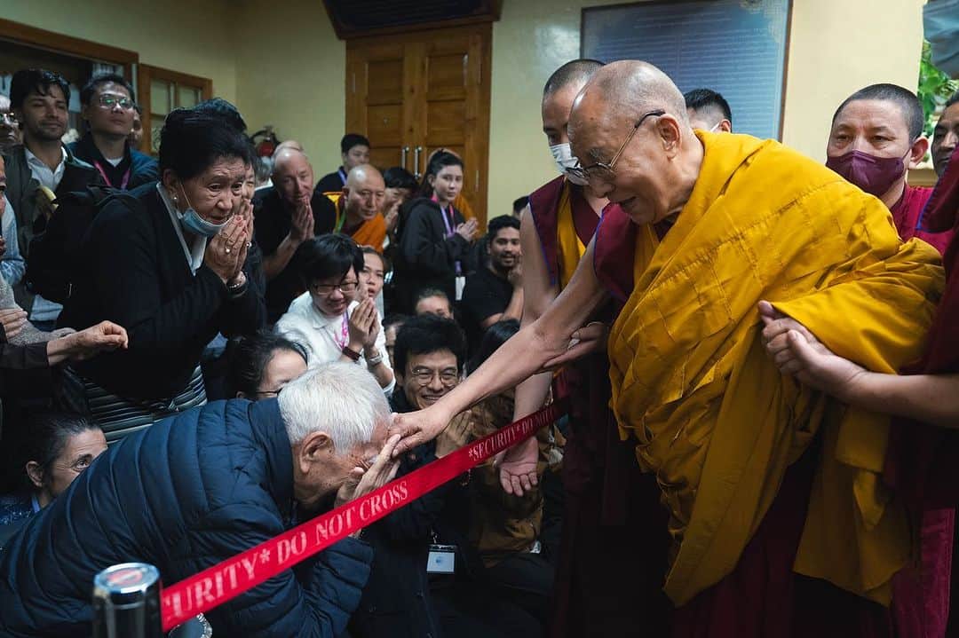 ダライ・ラマ14世さんのインスタグラム写真 - (ダライ・ラマ14世Instagram)「First day of the two-day teachings requested by Southeast Asians in Dharamsala. Photos/Tenzin Choejor #dalailama #dharamsala #buddhism」9月5日 20時25分 - dalailama