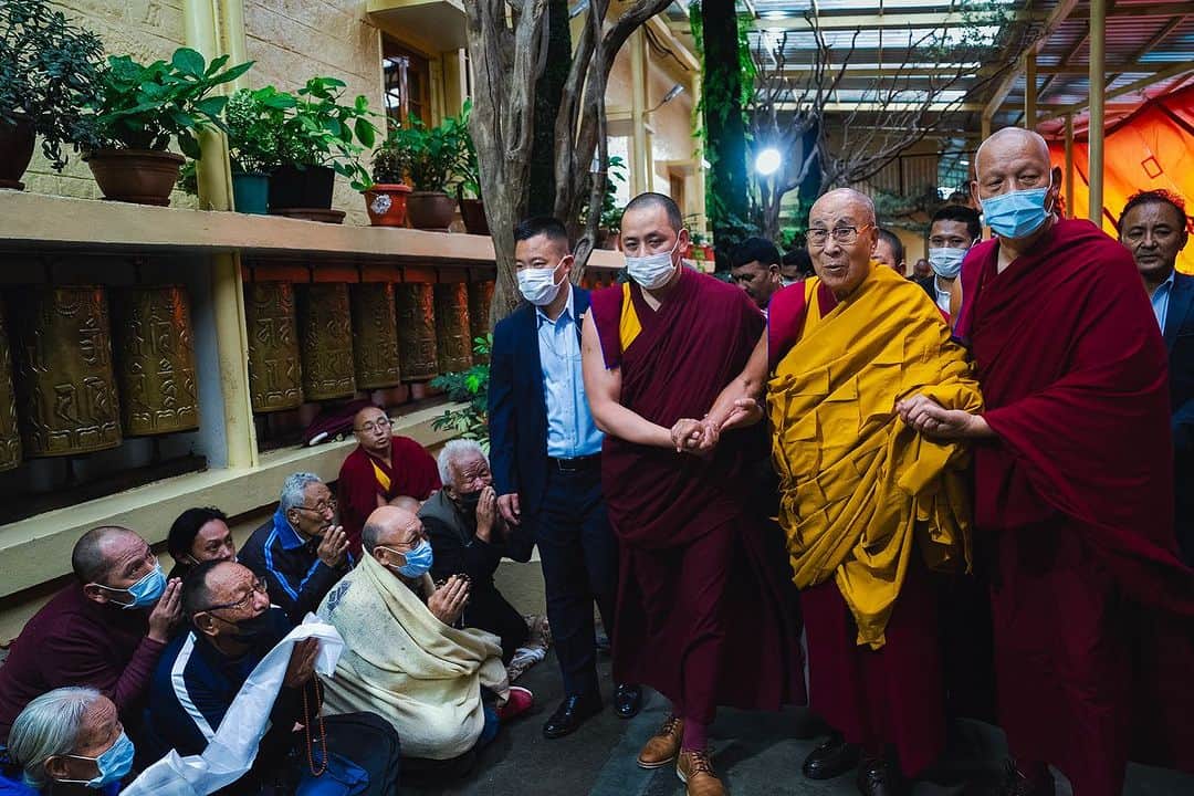 ダライ・ラマ14世のインスタグラム：「First day of the two-day teachings requested by Southeast Asians in Dharamsala. Photos/Tenzin Choejor #dalailama #dharamsala #buddhism」