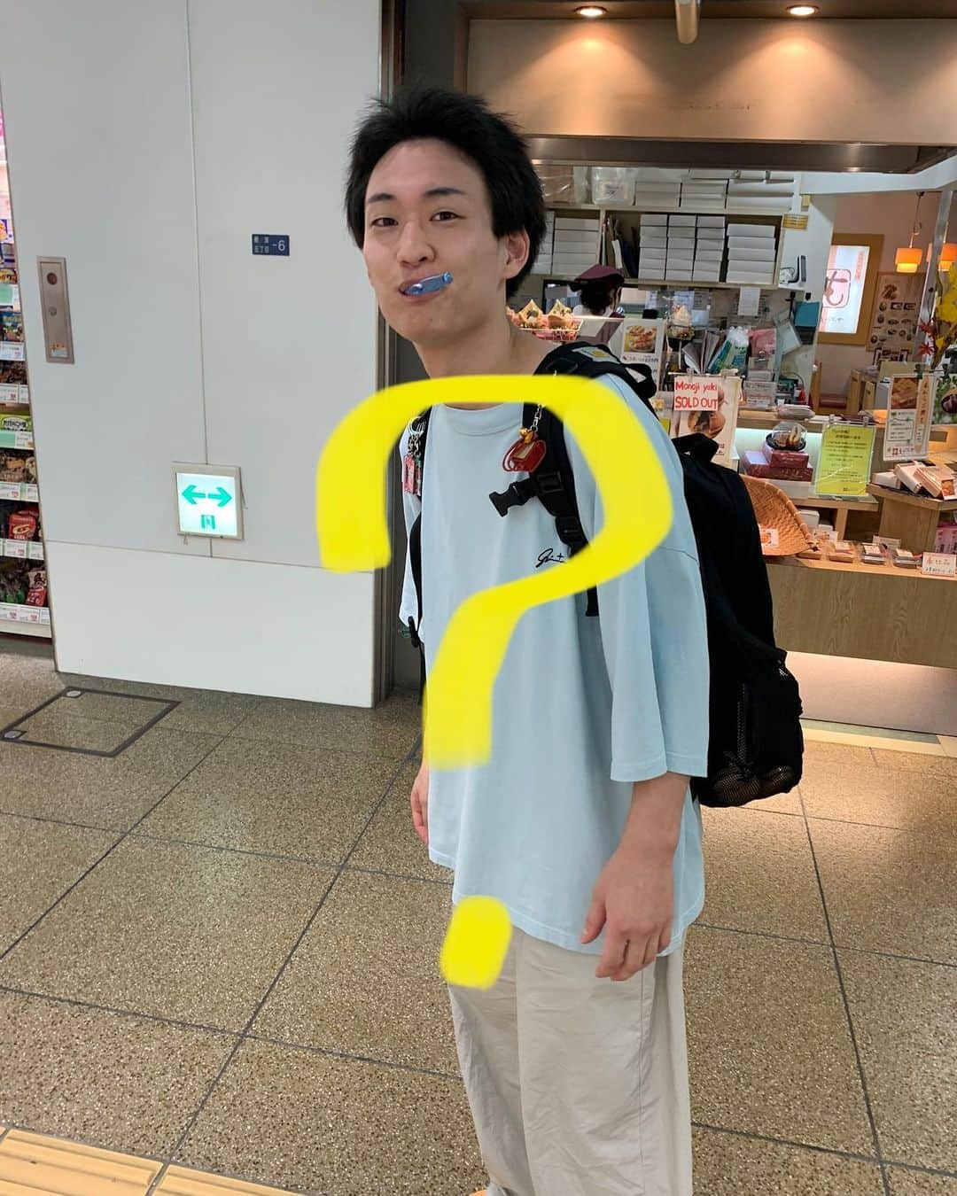 子安裕樹さんのインスタグラム写真 - (子安裕樹Instagram)「【？？案件】 ナンバウォークにて。  え？？？  歩きスマホとかは聞いたことあるけど、、 歯磨き？？？  #キャツミ #？？案件」9月5日 20時26分 - hender_koyasu_rebirth