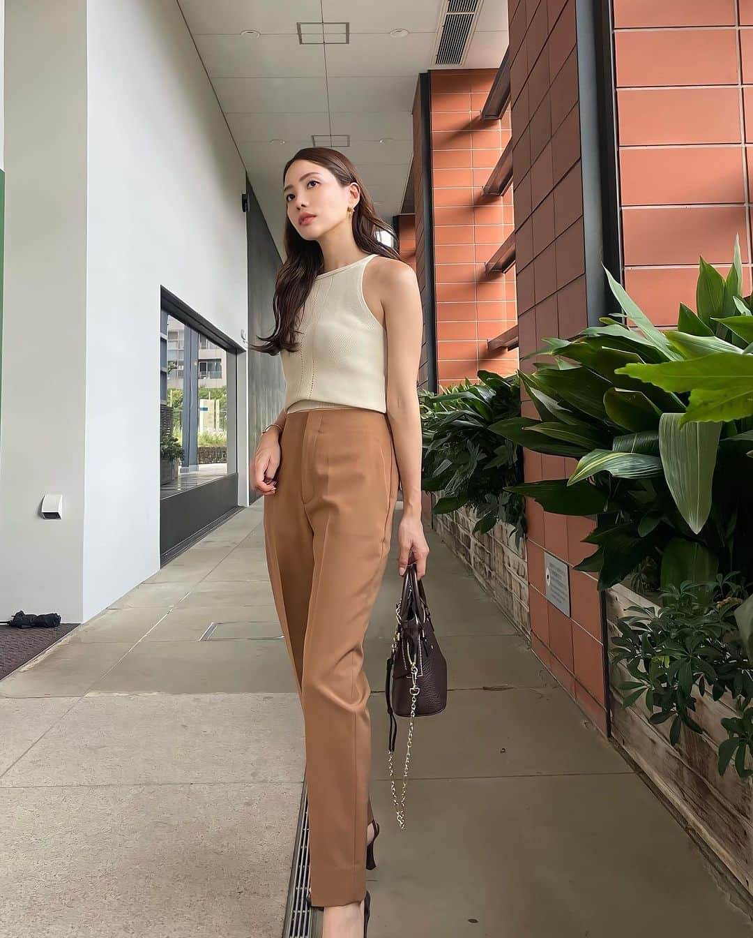 Aoiのインスタグラム：「INED SUPERIOR CLOSETの美脚パンツ😌 @superiorcloset_ined_official   こんな細身のテーパードパンツが欲しかったのと、このカラーがタイプど真ん中で♥️  後ろがゴムになってて履きやすいし楽ちん🫶 折れジワも付きにくいのが個人的に推しポイントです👯‍♀️  #superiorcloset #パンツ#美脚パンツ#パンツコーデ#韓国ファッション #夏コーデ#骨格ナチュラル #平均身長コーデ#パンツコーデ#tシャツコーデ #fashion#ootd#cordinate#大人カジュアル」