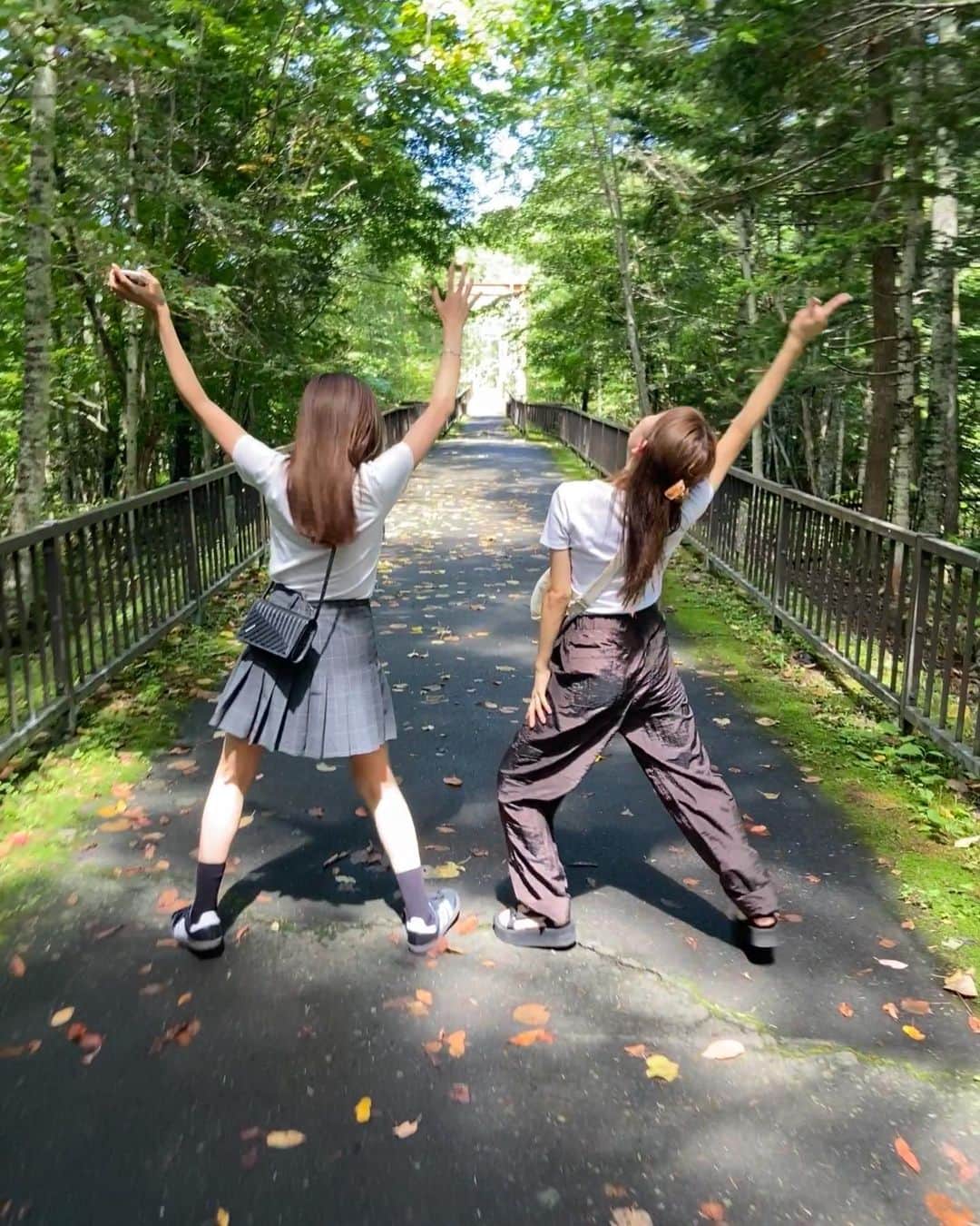 横島ふうかさんのインスタグラム写真 - (横島ふうかInstagram)「帰省中、家族と夕張観光へ🐻🍈  写真から伝わるとおり とても広くて景色のいい公園です♡  桜や紅葉の季節もきれいですが 夏は穴場の公園で 滝のエネルギーを感じたり 自然豊かな遊歩道を満喫しました...🐌   #滝の上公園 #夕張  #夕張市  #夕張メロン  #夕張グルメ  #夕張駅  #夕張観光  #夕張日帰り  #北海道旅行 #北海道観光  #日帰り旅 #吊り橋 #千鳥ヶ滝  #帰省 #実家」9月5日 20時27分 - fuka_yokoshima