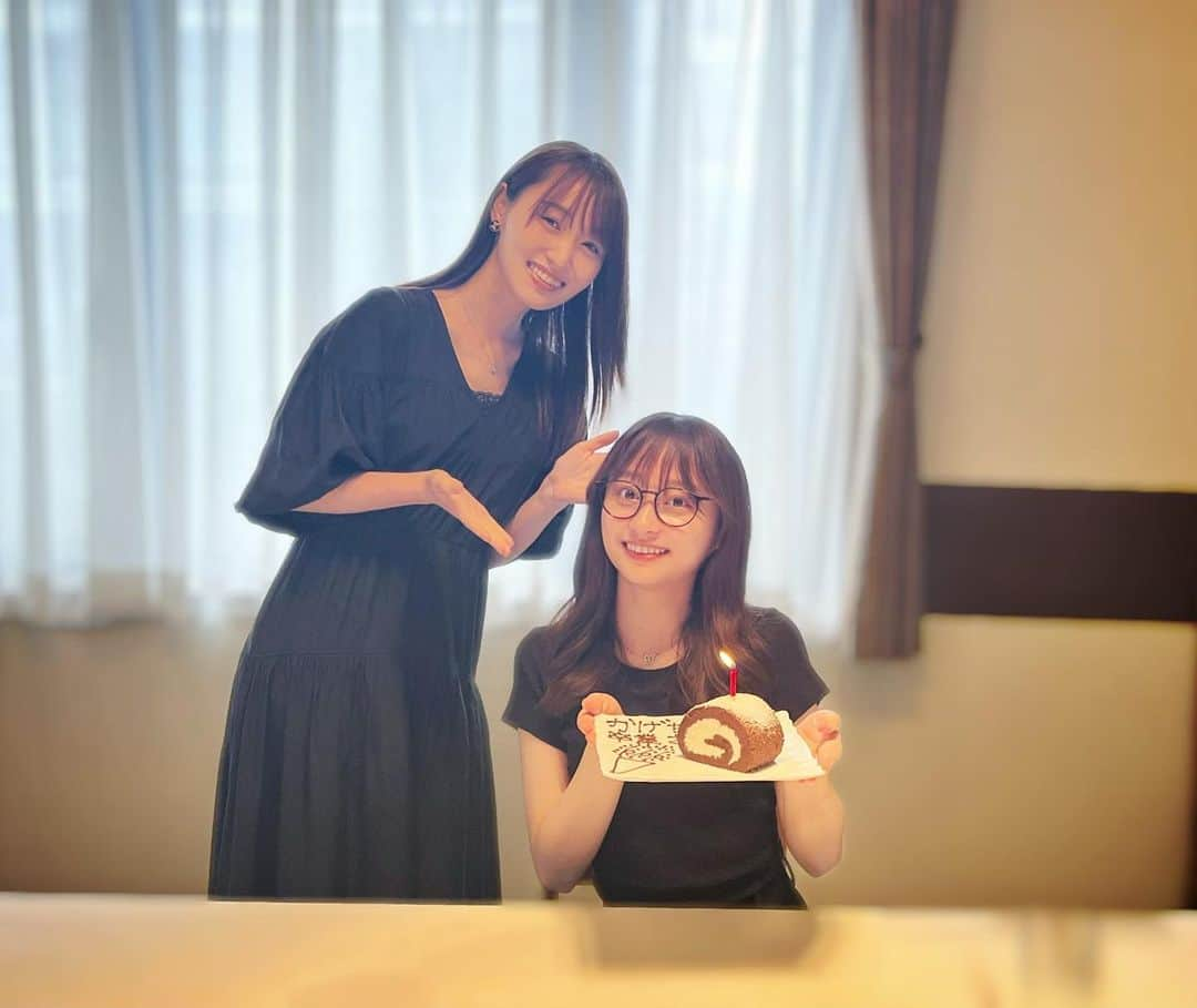 影山優佳のインスタグラム：「友香さんに卒業のお祝いをしていただきました🍰  お互いの卒業をお祝いできてとっっっても嬉しかったです☺︎  #菅井友香 さん #影山優佳 #Wゆうか #ロールケーキ #kagegram」