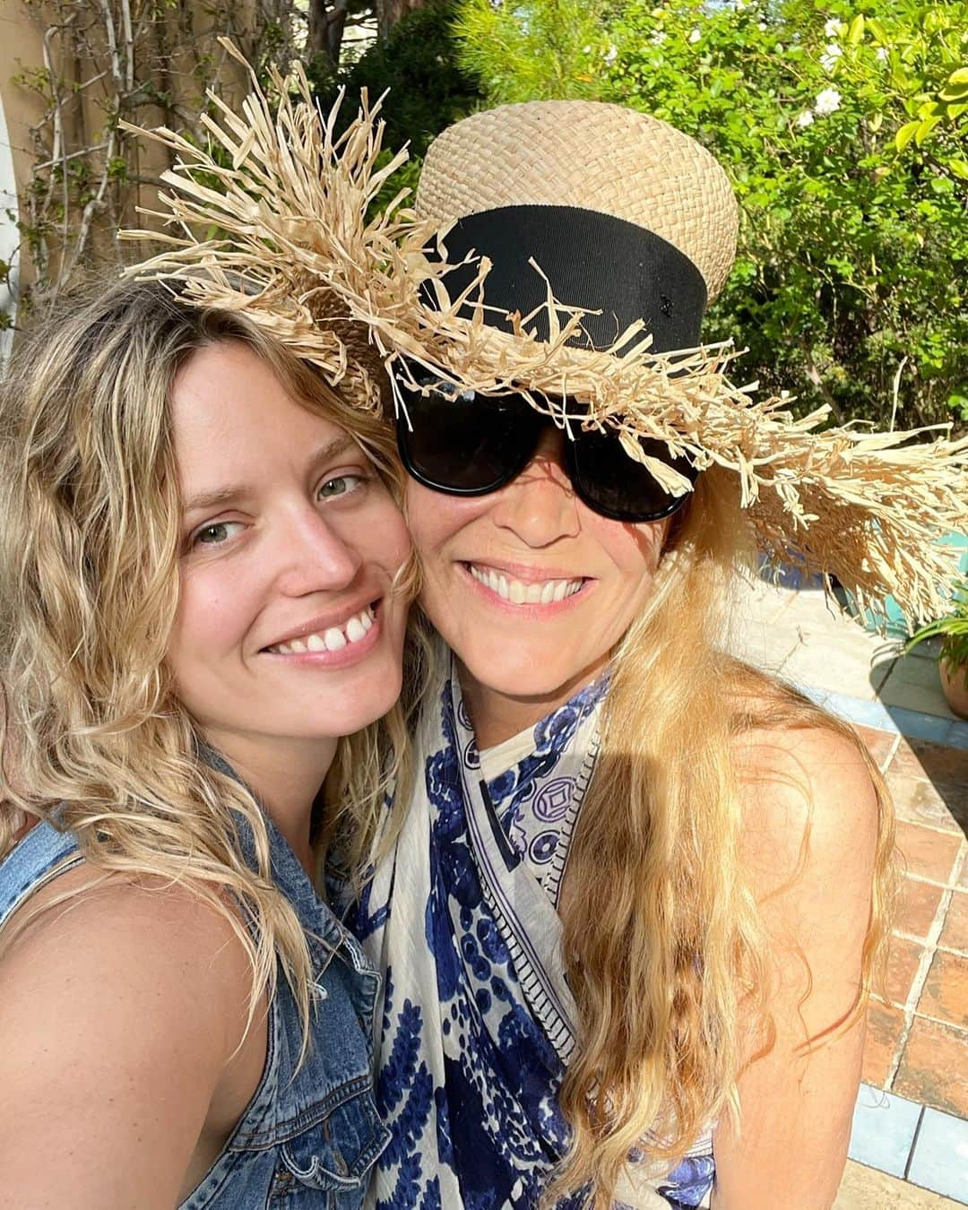 ジョージア・メイ・ジャガーのインスタグラム：「Quick mother daughter trip to south of france @jerryfayehall」