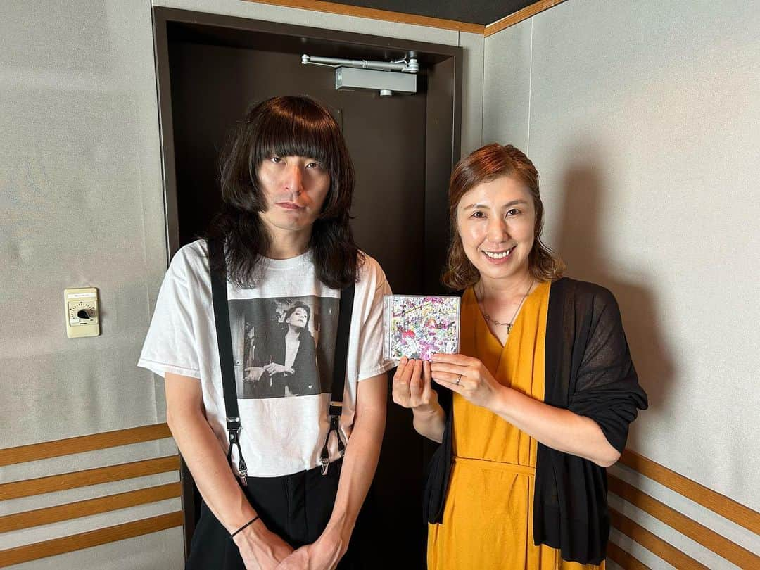 志磨遼平のインスタグラム：「📻 ／ α-STATION FM KYOTO「ONE FINE DAY」ゲスト出演ありがとうございました！ ＼  次は京都を満喫できると… アルバムの『#式日散花』のお話もしました！  お聴き逃しの方、もう一度聴きたい方は #radiko プレミアムなら全国各地から聴けます🎧  #わんふぁ  #ドレスコーズ」