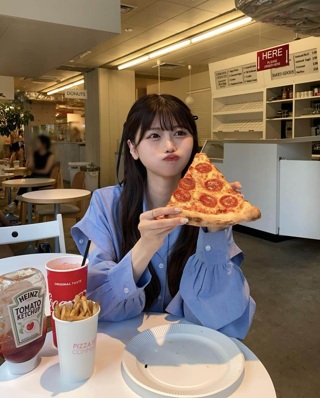 星乃まひろのインスタグラム：「日本橋のカフェでランチした時の🍕  tops: @rili.shopping  skirt: @shopcider_jp  bag: @shein_japan   #カフェ #日本橋カフェ #小伝馬町カフェ #シャツコーデ #shein購入品 #ヘアアレンジ #リボンアレンジ」