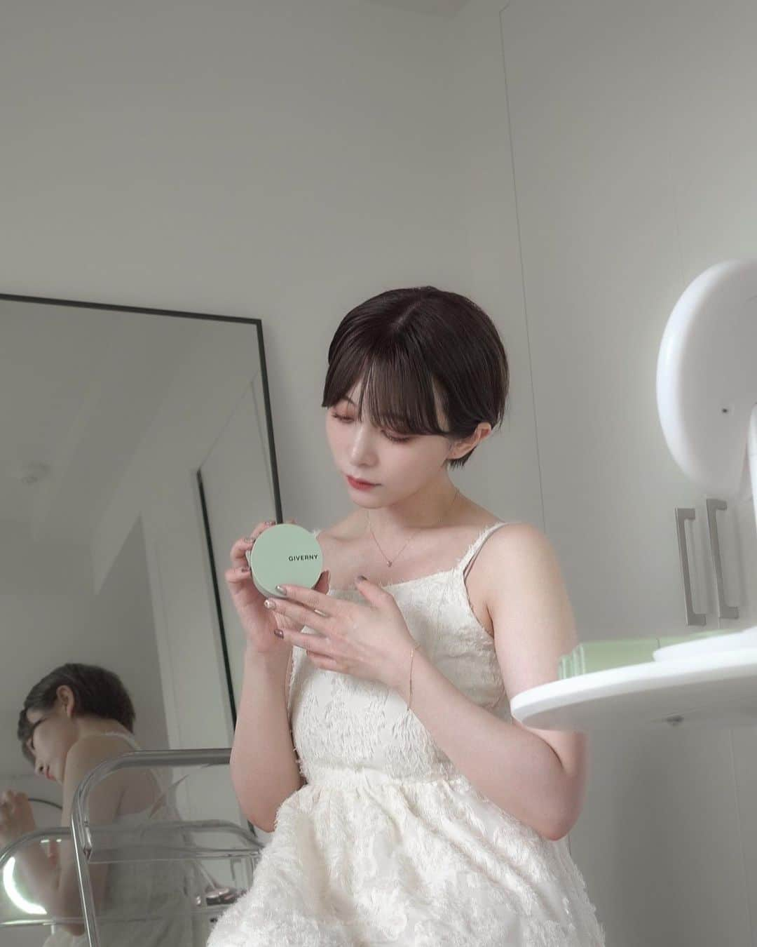 ゆ い りのインスタグラム：「リニューアルしたGIVERNY、 パケがとにかくかわいい🌿♡  しっかり密着して、肌が綺麗に見える🥚✨ リキッドもいいけど私はクッションが好き〜♡ Qoo10で購入できるので気になる方はぜひ🙏🏻♡  @giverny_japan @giverny_korea  #GIVERNY #ジヴェルニー #Qoo10 #リニューアル #ファンデーション #クッションファンデ #韓国コスメ」