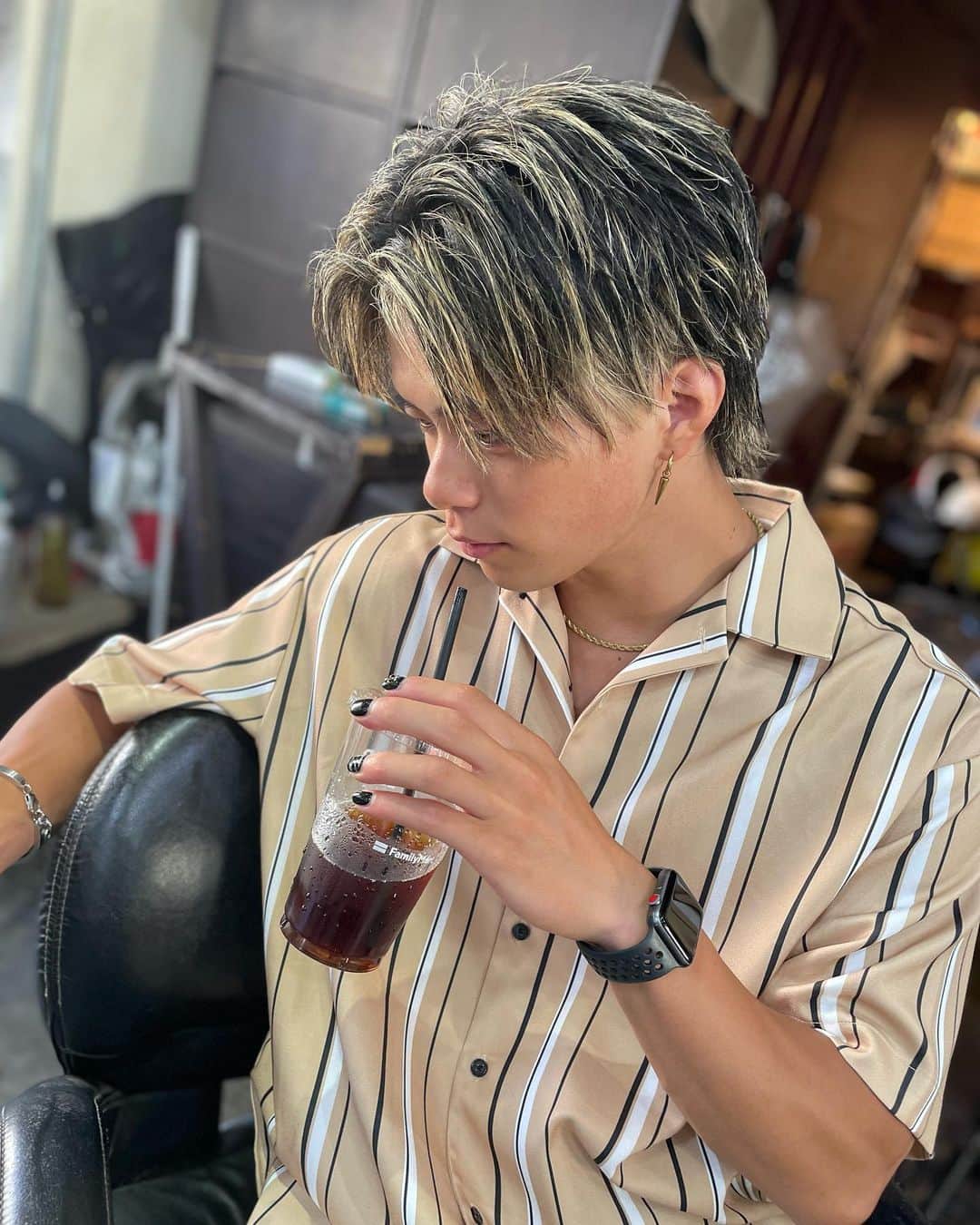 ひゅうがのインスタグラム：「珍しくセンターパートして貰いました✨ いつもの髪型とどっちが好き？🧐💖 . . 正成さん本当いつもありがとうございます🥺👏 次は大イメチェンする予定なので楽しみにしててね🫶」