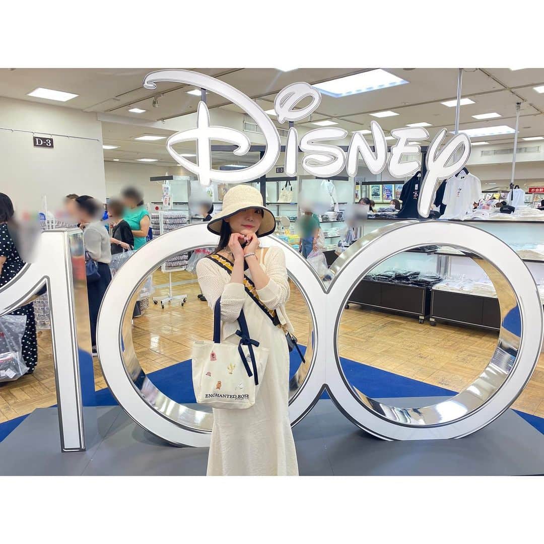 澤田美晴のインスタグラム：「いつぞやの三越でやってたディズニー100周年のイベント🫶🏻⭐︎ ディズニーのグッズがたくさーんで この時にほーからのお誕生日プレゼントを見て、ほしいって思ってたの🩷！ ほー本当にありがとうね😭🩷 最高に嬉しかったよ🥰🩷🩷🩷🩷  こんなお帽子を被っているものだから スタッフの方からモデルさんですか？って聞かれたけど 全然そんなものではごさいません〜っ💦💦！！！って慌てて答えた🤣🤣🤣 この帽子新しく買って被りたかったのよ〜👯‍♀️❤️‍🔥 でも心の中ではちょっと嬉しかったお話🥳  ちなみにママと妹と行きました⭐︎ 妹のあれほしい！これほしい！ってバタバタしてる姿が微笑ましかった🤣🤍  ちなみに私はわんころのお洋服が可愛すぎて わんちゃんのものを買いました🤣🤍 なのにあまり嬉しそうじゃない表情🤣🤍🤍笑」