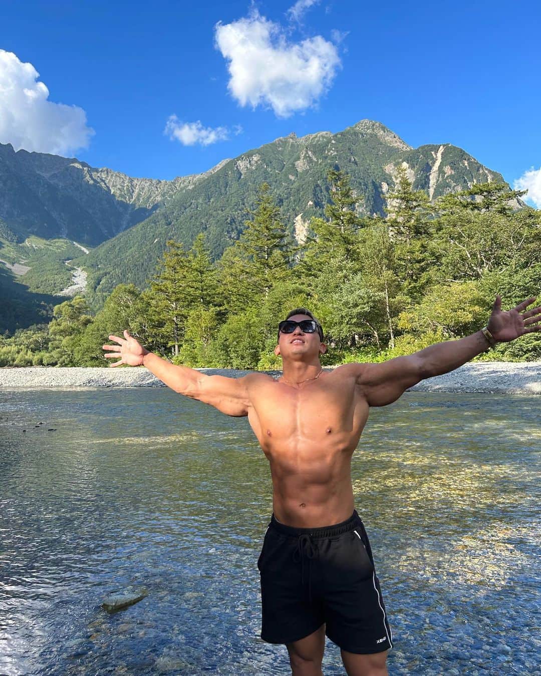 小池友仁のインスタグラム：「大自然エネルギーて凄い💪 全てどうでも良くなるくらいリフレッシュできる⛰️  上高地最高過ぎたから次はガチキャンパースタイルでいきたい🔥  #信州 #上高地 #大自然」
