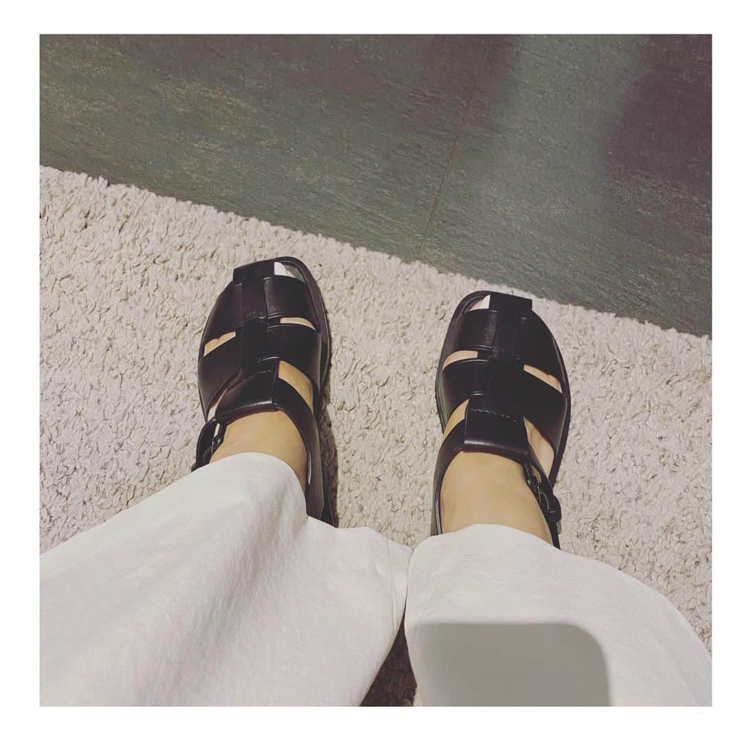 坪田あさみさんのインスタグラム写真 - (坪田あさみInstagram)「夏は終わったけどまだまだサンダル履きますよー。 （服が夏すぎ😂）  秋はソックスを合わせて履きたいTHE ROWの フィッシャーマンサンダル。 #sandals @therow   ナッパレザーの肌触りが最高なんです。  私はハウントで買いました〜🖤 @haunt_daikanyama  #大人カジュアル #大人カジュアルスタイル #大人カジュアルファッション #大人カジュアルコーデ #きれいめコーデ #大人カジュアルコーディネート #大人カジュアル服　#こなれ感 #こなれカジュアル #こなれ #こなれコーデ　#40代 #40代ファッション #40代コーデ　#50代 #50代ファッション #50代コーデ  #ザロウ」9月5日 20時34分 - asamit1201