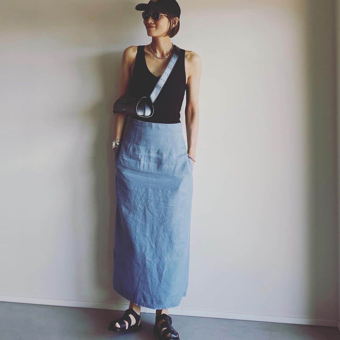 坪田あさみのインスタグラム：「夏は終わったけどまだまだサンダル履きますよー。 （服が夏すぎ😂）  秋はソックスを合わせて履きたいTHE ROWの フィッシャーマンサンダル。 #sandals @therow   ナッパレザーの肌触りが最高なんです。  私はハウントで買いました〜🖤 @haunt_daikanyama  #大人カジュアル #大人カジュアルスタイル #大人カジュアルファッション #大人カジュアルコーデ #きれいめコーデ #大人カジュアルコーディネート #大人カジュアル服　#こなれ感 #こなれカジュアル #こなれ #こなれコーデ　#40代 #40代ファッション #40代コーデ　#50代 #50代ファッション #50代コーデ  #ザロウ」