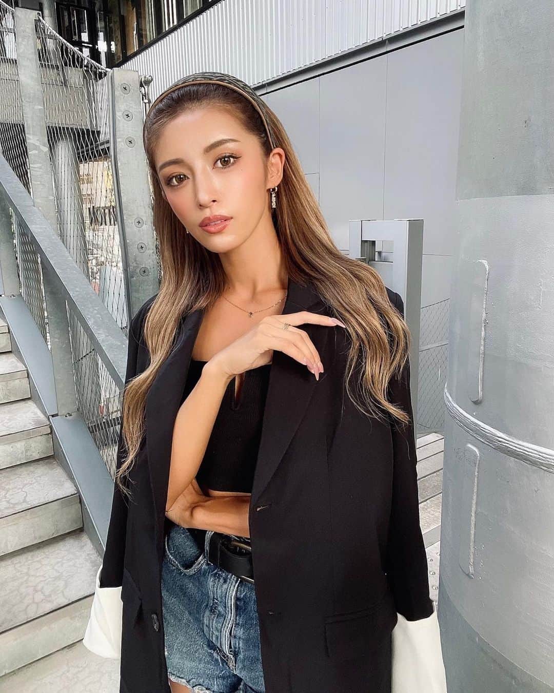 MIWAのインスタグラム：「NEW icon😬🤎 ㅤㅤㅤㅤㅤㅤㅤㅤㅤㅤㅤㅤㅤ ㅤㅤㅤㅤㅤㅤㅤㅤㅤㅤㅤㅤㅤ そしてcode up🌿 インナーとショーパンは @zara  ジャケットとブーツは @shein_japan  (JK: 12571882) ㅤㅤㅤㅤㅤㅤㅤㅤㅤㅤㅤㅤㅤ このブーツ人気すぎて完売 しちゃってるかもしれないけど 似てるブーツはあった…🥺  そしてまたクーポン貰えたので みーんなどんどん使ってね🩷♪ ㅤㅤㅤㅤㅤㅤㅤㅤㅤㅤㅤㅤㅤ クーポンコード【miwa2023】 お買い上げ金額1～5,999円までは セール価格より15%OFF 6,000円以上は20%OFFが適用されるよ🌿 利用期限：12月末日まで🎵  #SHEINforAll#fashion #ad#shein購入品#ootd #sheingals#shein#海外ファッション」