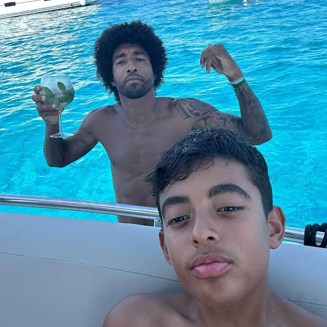 ダンテ・ボンフィム・コスタ・サントスのインスタグラム：「Happy birthday to you my prince 🤴🏻🎂🥳 Feliz aniversário filho que Deus continue te dando muita saúde , alegria , paz , luz , bençãos e juízo 🙌🏽🙏🏾🎂🥳❤️ Papa sempre estará a sua disposição para continuar ensinando os valores da vida e te educando a seres um grande cidadão 🙏🏾🙌🏽❤️  TE AMO meu PATCHO ❤️❤️❤️😘😘😘」