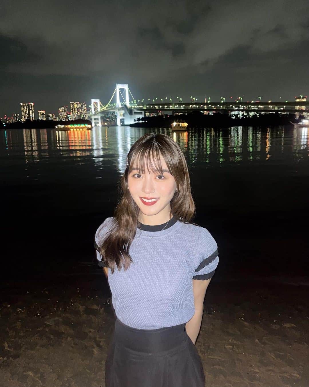 沖玲萌のインスタグラム：「夜のお散歩🌙*ﾟ  屋形船がたくさんいて綺麗だった〜🏮  水面に写った夜景がゆらゆら🏙」