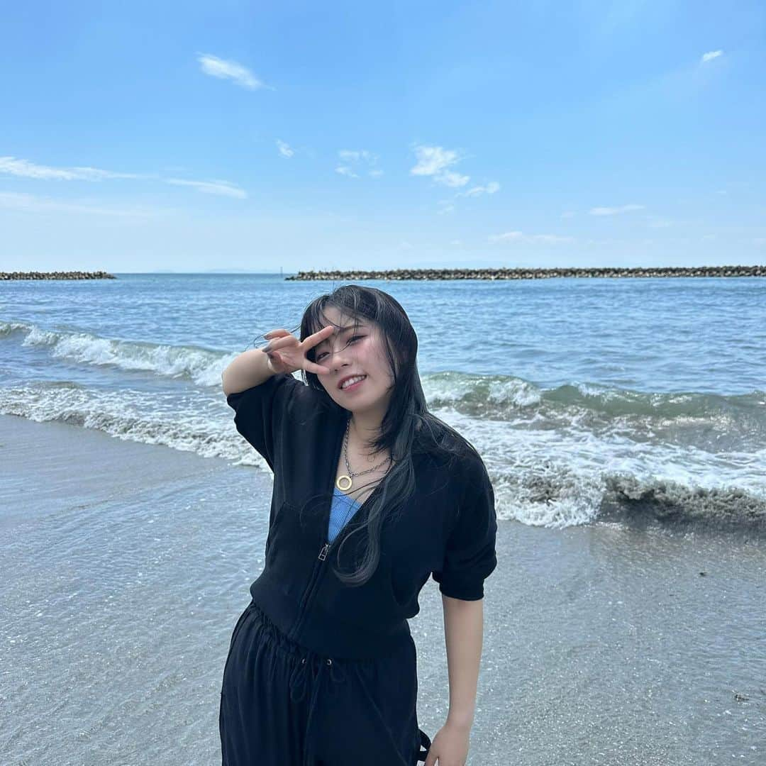 ぬーんのインスタグラム：「🌊✌️ . . . .  . #sea #summer #summertime #nagoya #black  #japan #japanese #girl #셀카 #셀스타그램 #올블랙코디 #올블랙패션 #무채색코디 #공주병 #自拍 #点攒 #网红#code  #lovely #y2k #y2kfashion #love #攝影 #人像攝影」