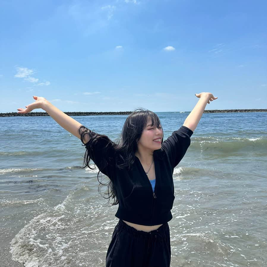 ぬーんのインスタグラム：「🌊🩵 . . . .  . #sea #summer #summertime #nagoya #black  #japan #japanese #girl #셀카 #셀스타그램 #올블랙코디 #올블랙패션 #무채색코디 #공주병 #自拍 #点攒 #网红#code  #lovely #y2k #y2kfashion #love #攝影 #人像攝影」