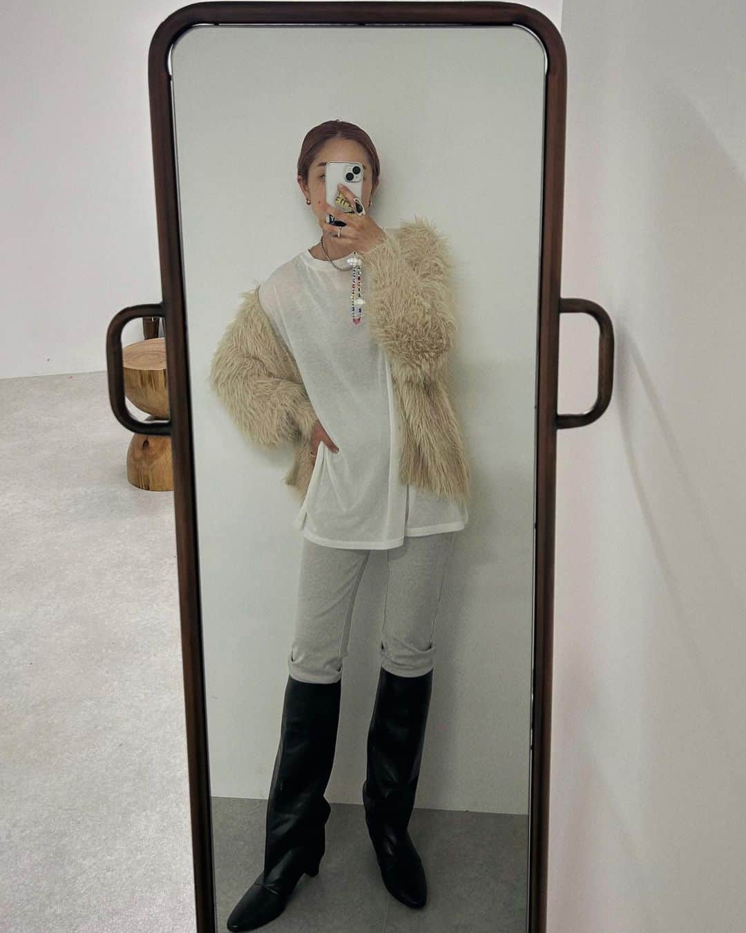 川島幸恵さんのインスタグラム写真 - (川島幸恵Instagram)「💘💘💘 ⁡ coming soonなアイテムたち😊 早く秋物を着て出掛けたい💭✨ 妄想は膨らむばかり♡ ⁡ 今年はいつも以上に日常焼けが凄かったなぁ🌚 腕くっろー😂😂😂🙌 ⁡ ⁡ #SHENERY_official #knit #knitcardigan  #denimpants #leggingspants  #boots #flatshoes #SHENERY #fashion #styling #autumn #comingsoon  #pinkhair」9月5日 20時50分 - sachie118