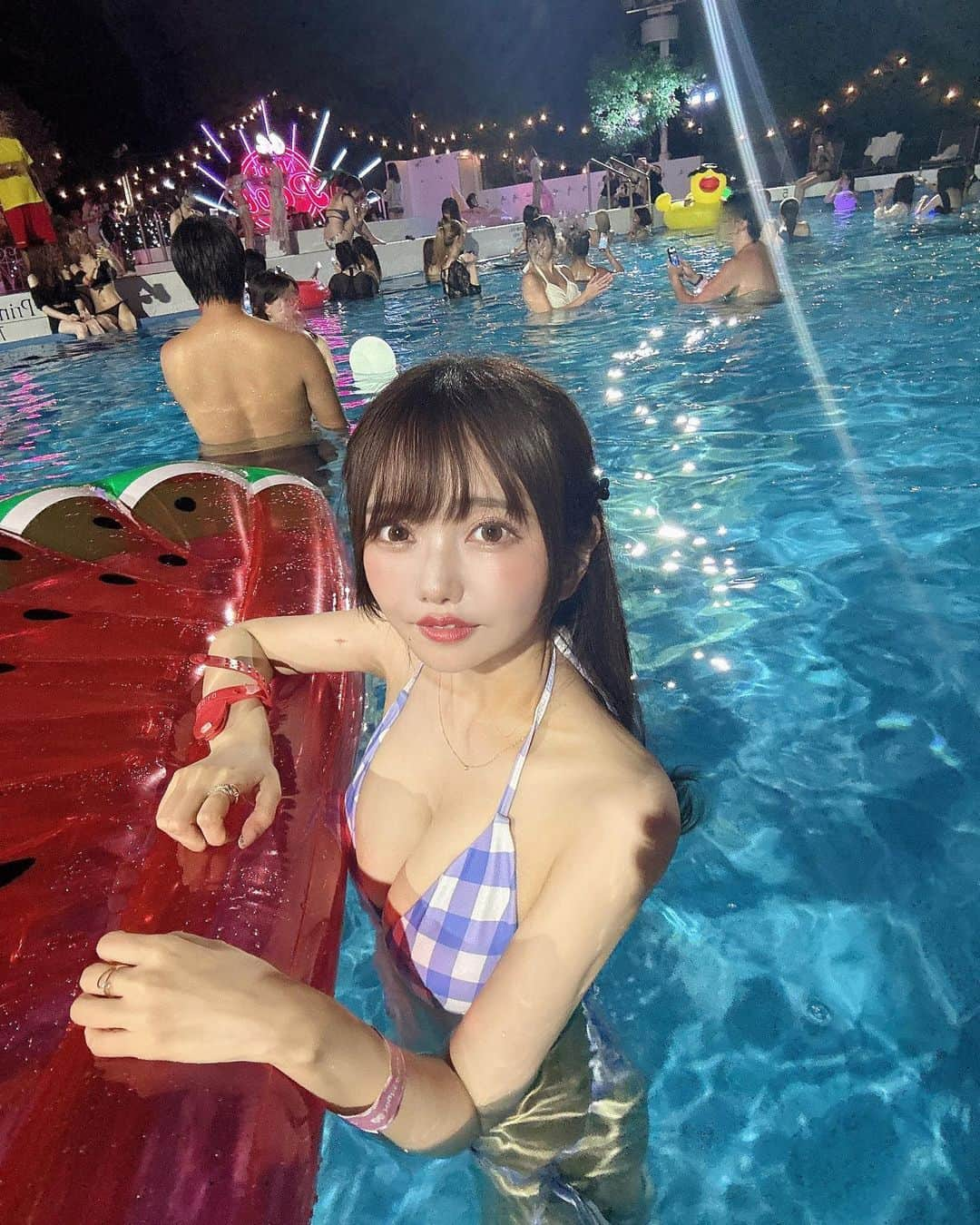 遠藤 玲奈 /endo renaさんのインスタグラム写真 - (遠藤 玲奈 /endo renaInstagram)「ぷーる(、._. )、〰️ 悪用されがちだから、いとしなもん添え👨‍🍳  DMきてたけど腕は引っ掻いただけです🙅‍♂️ . #ナイトプール#品川プリンスホテル#ホテルプール#ぷーる#プール#水着#水着コーデ#水着女子#ギンガムチェック#しなもん#シナモン#水色界隈 #수영복#수영장 .」9月5日 20時48分 - r_m.0115