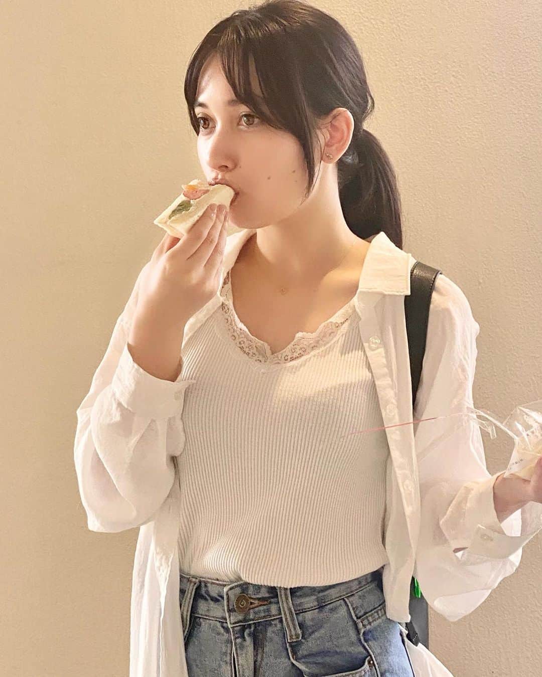 ボールドウィン零さんのインスタグラム写真 - (ボールドウィン零Instagram)「一緒に食べる？  #フルーツサンド #もぐもぐタイム #ポニーテール #ハーフ女子」9月5日 20時49分 - ariga_rei