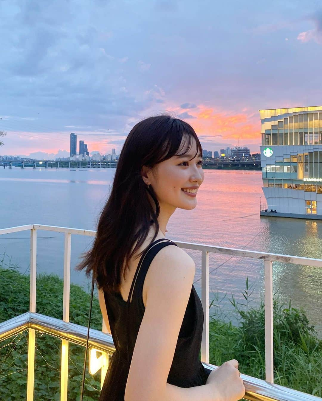 角川友紀さんのインスタグラム写真 - (角川友紀Instagram)「⁡ 2019ミス5人での韓国旅行で ずっと行ってみたかった漢江に浮かぶスタバに🇰🇷 ⁡ 夕方行けたら最高だなだと思ってたら たまたま夕陽が綺麗な瞬間に🥹 本当に感動した…みんなに感謝… ⁡ DMで全身の写真見たいとのことだったので✨ 👗 @acka_official  ⁡ ⁡ #스타벅스 #서울웨이브아트센터 #韓国スタバ#韓国カフェ #漢江#韓国旅行 #ワンピースコーデ#acka」9月5日 20時49分 - ykinconiky