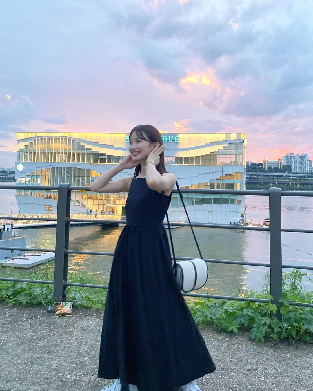 角川友紀さんのインスタグラム写真 - (角川友紀Instagram)「⁡ 2019ミス5人での韓国旅行で ずっと行ってみたかった漢江に浮かぶスタバに🇰🇷 ⁡ 夕方行けたら最高だなだと思ってたら たまたま夕陽が綺麗な瞬間に🥹 本当に感動した…みんなに感謝… ⁡ DMで全身の写真見たいとのことだったので✨ 👗 @acka_official  ⁡ ⁡ #스타벅스 #서울웨이브아트센터 #韓国スタバ#韓国カフェ #漢江#韓国旅行 #ワンピースコーデ#acka」9月5日 20時49分 - ykinconiky