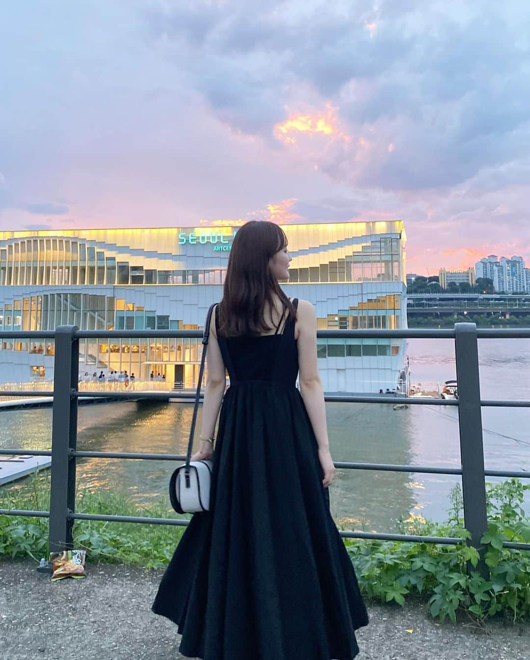 角川友紀さんのインスタグラム写真 - (角川友紀Instagram)「⁡ 2019ミス5人での韓国旅行で ずっと行ってみたかった漢江に浮かぶスタバに🇰🇷 ⁡ 夕方行けたら最高だなだと思ってたら たまたま夕陽が綺麗な瞬間に🥹 本当に感動した…みんなに感謝… ⁡ DMで全身の写真見たいとのことだったので✨ 👗 @acka_official  ⁡ ⁡ #스타벅스 #서울웨이브아트센터 #韓国スタバ#韓国カフェ #漢江#韓国旅行 #ワンピースコーデ#acka」9月5日 20時49分 - ykinconiky