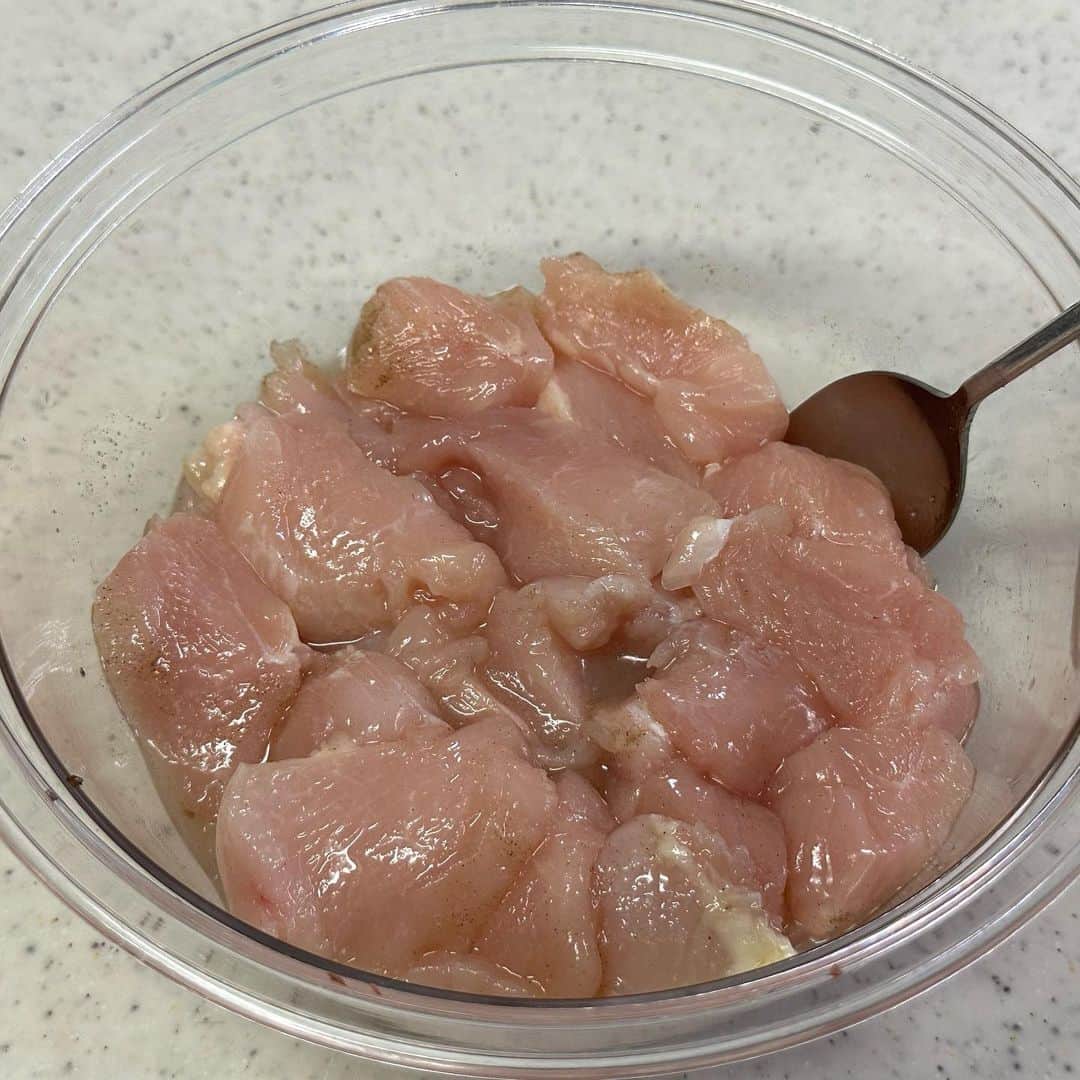 しにゃさんのインスタグラム写真 - (しにゃInstagram)「今日はヘルシーでリーズナブルな鶏むね肉を使った絶品やみつき梅マヨチキンをご ...