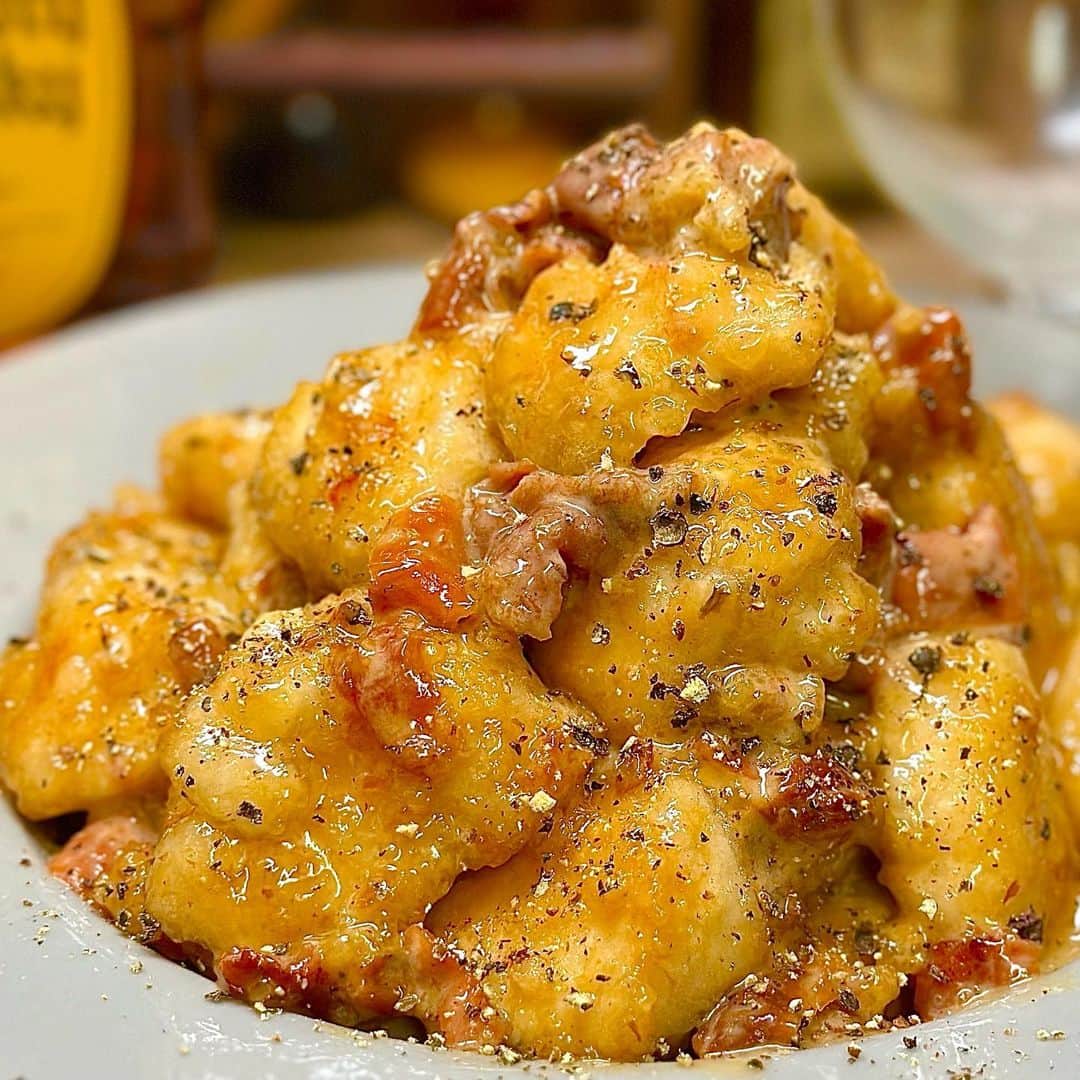 のインスタグラム：「今日はヘルシーでリーズナブルな鶏むね肉を使った絶品やみつき梅マヨチキンをご紹介します🤗✨ 鶏むね肉は酒で漬けて片栗粉をまぶして揚げ焼きにするだけでめちゃくちゃしっとり柔らかく仕上がります😋💕 にんにくをきかせたさっぱり梅マヨソースが鶏むね肉に絡んで、ご飯が進みまくること間違いなしの一品ですよ😆🙌🏻 メインおかずにもおつまみにも最高の鶏むね肉レシピですのでぜひお試しくださいね👍🏻 それでは作り方をご紹介します✨       鶏むね肉がしっとり柔らか♬ やみつき梅マヨチキン♬  【材料】２〜３人分 ◎鶏むね肉・・・４００g （鶏肉下味） ◎塩・・・こしょう・・・少々 ◎酒・・・大さじ１.５ ◎片栗粉・・・大さじ３ （梅マヨ） ◎梅干し・・・５個 ◎マヨネーズ・・・大さじ３ ◎しょうゆ・・・大さじ１ ◎砂糖・・・大さじ１ ◎にんにく（チューブ）・・・３cm (お好みで) ◎ブラックペッパー・・・適宜     【作り方】 １．梅干しの種を取り除き、(梅マヨ)の調味料と一緒に大きめのボウルに入れて混ぜ合わせておきます。   ２．鶏むね肉は１.５cm幅のひとくち大に切ってボウルに入れ、塩こしょうと酒を加えて１５分程度漬けておきましょう。   ３．鶏むね肉に片栗粉をまぶし、フライパンに油大さじ３をひいて、中火で焼いていきます。   ４．ひっくり返して両面を焼きます。   ５．鶏むね肉が焼けたら(梅マヨ)のボウルに入れ、よく絡めます。  ６．器に盛り付け、お好みでブラックペッパーを散らせたら完成です。    しっとり柔らかい鶏むね肉にやみつきの梅マヨソースが絡んでめちゃウマです😋💕 普段のご飯のおかずにはもちろん、おつまみやお弁当にもめっちゃオススメです😆✨ ぜひお試しくださいね🙌🏻  より詳しいレシピはお手数ですがブログを見てください🤗✨ プロフィール欄のURL(@shinya6727 )、もしくはストーリーズのスワイプから飛べます😌✨  【お知らせ】 私の２冊目のレシピ本、「しにゃのやみつき！つまみ飯」重版されております🙌🏻 いつも応援してくださる皆さまのおかげです😂🙏 なるべくシンプルな食材や調味料、どこにでもある調理器具を使って作れるやみつきレシピをまとめた１冊になっております📚 お料理が好きな方も苦手な方も楽しんでいただける内容になっています😊  いつも通りの鶏むね肉やもやし、厚揚げといった、リーズナブルでヘルシーな食材を使った大満足レシピを多数掲載してます🙌🏻 とにかく幅広い方のお役に立てるレシピ本となっていますので、多くの方に手に取っていただけたら嬉しく思います😌🙏 お買い求めはAmazon、楽天などのネット通販か、全国の書店で📚 どうぞよろしくお願いします😊 ・ ・ ・ #レシピ #recipe #簡単レシピ #料理 #cooking #おうちごはん #おうち飲み #鶏肉 #鶏むね肉 #chicken #梅干し #おつまみ #梅 #マヨネーズ」