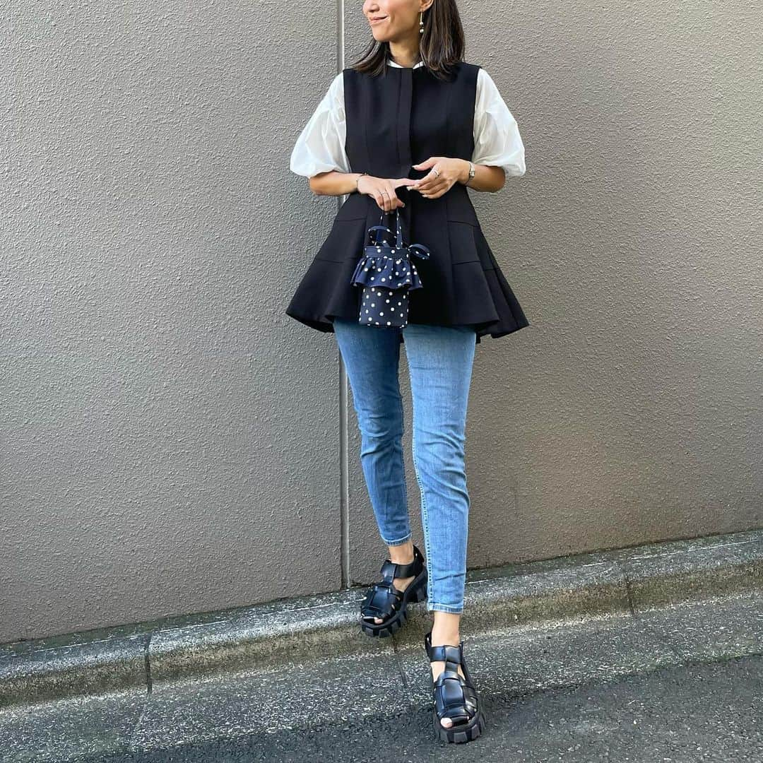 ayuuu_mamさんのインスタグラム写真 - (ayuuu_mamInstagram)「着回しCODE🖤👖 まだまだ暑くてサンダル🥹♡  お気に入りの @arpege_story のフリルジレにデニムでシンプルCODE✨  このジレ、後ろ姿の立体感がとっても綺麗なんです♡  今あるものを着まわしつつ、少しずつ秋服も追加していきたいです🥰  #シンプルコーデ #ベストコーデ #ジレコーデ #フリルベスト #大人カジュアル #きれいめカジュアル #ブラウスコーデ #ブラウス好き #デニムコーデ #プチプラ高見えコーデ #着回しコーデ #arpegestory #アルページュストーリー #ユニデニ #setsukosagittaire #30代コーデ #大人上品コーデ #あゆまむコーデ #秋服コーデ #秋先取りコーデ」9月5日 20時44分 - ayuuu_mam