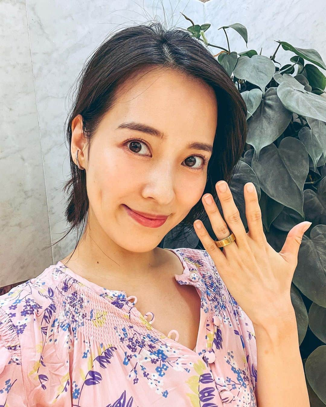 奈津子のインスタグラム：「結婚しました👰‍♀️的なショットですがスマートリング　@ouraring をはじめたご報告です。フィンランドのオーラ社が開発したデバイスで私は最新の第3世代を購入。  細かい睡眠の質、運動量、心拍数、月経周期、体の回復度、体温の変化などデータを計測できて、  お風呂やサウナもOK(人間が耐えられる温度の範囲であれば可能)バッテリーは4～7日間持続するのでズボラな私も助かる！電子決済は未対応です。  個人的にはこれをパートナー同士で結婚指輪にするのはかなりアリかと💍  そして今夜も東京fm #スカロケ　生出演お聴きくださった皆さま有難うございました。  #家電 #家電好き #家電女優 #奈津子 #スマートリング #婚約指輪 #結婚指輪  #結婚指輪探し #婚約指輪探し  #指輪 #睡眠　#健康 #ラジオ  #購入品 #ouraring #iot」