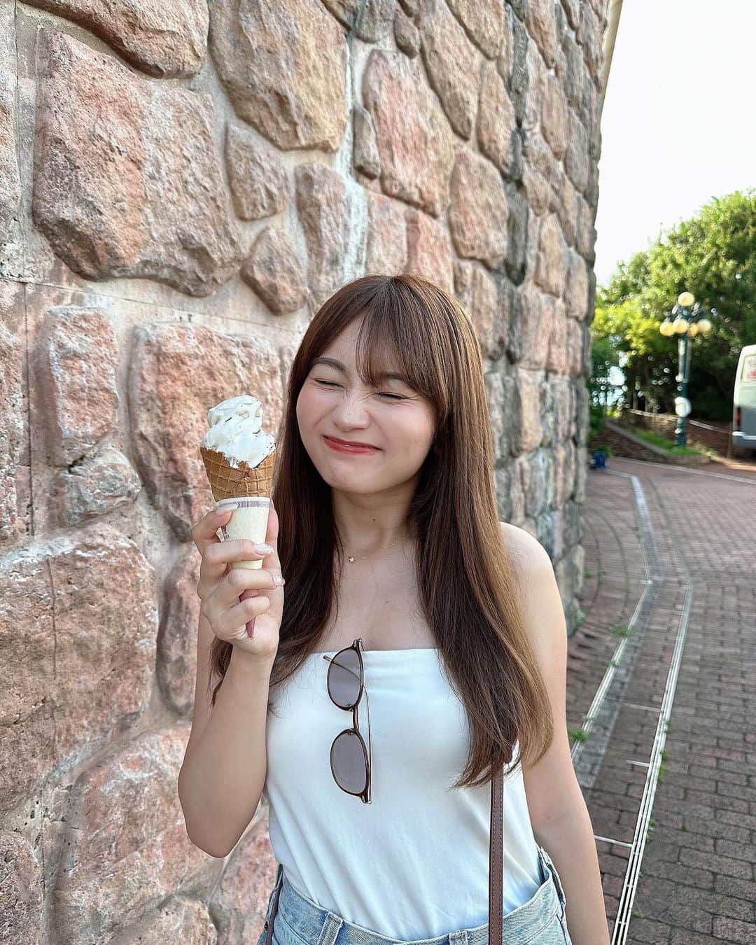 細沼紗花のインスタグラム：「.  江ノ島に行ったら絶対に食べるコーヒーソフト🍦♡  . #江ノ島#江ノ島カフェ」