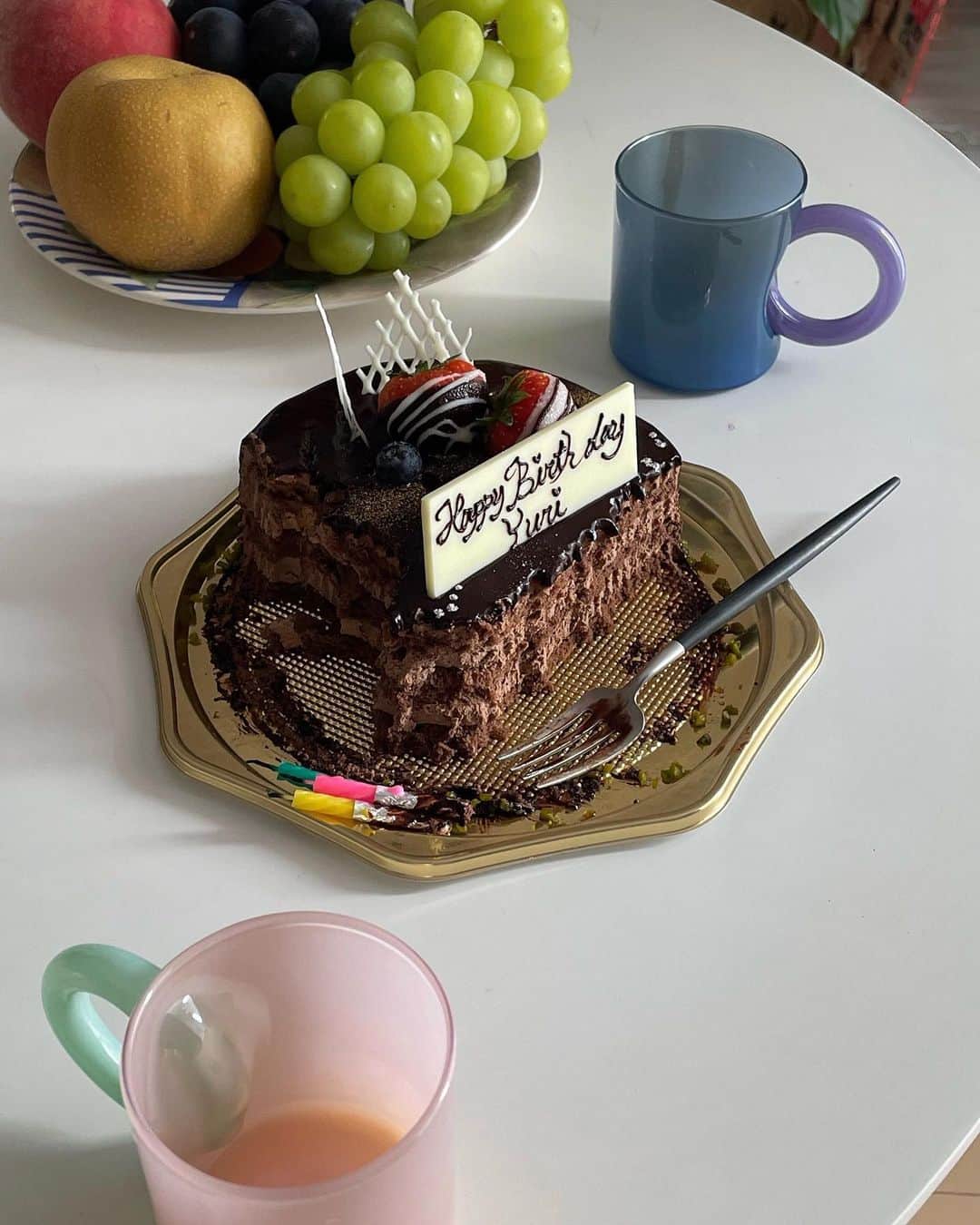 菅沼ゆり（ゆりっぱ）さんのインスタグラム写真 - (菅沼ゆり（ゆりっぱ）Instagram)「9/3 28歳になりました🎂 時間があっという間すぎて まだまだ誕生日浸ってたいです🪼  狙っていたアウター 日本で最後の一点getできたり、 バースデーケーキをたらふく食べること 叶いました。笑  当日にLINE、dm、ストーリーでも お祝いの言葉ありがとうございます💖 のんびりゆたゆたとこの日は絶対にお休みする！と 決めてデジタルデトックスしつつ お祝いのdm、ストーリーは 今年もしっかりスクショして残してます:) 何より嬉しいからね。時間を割いて画像や文章をつくってくれてることが。  popupも遊びに行ってくれてありがとう！  毎年祝ってくれるファンのみんなや友達、 仕事の皆様本当にありがとうございます。  9月にpantomu plan からひとつ告知と 年末まで駆け抜けてゆくので 是非これからもよろしくお願い致します🫦」9月5日 20時50分 - yurippa93