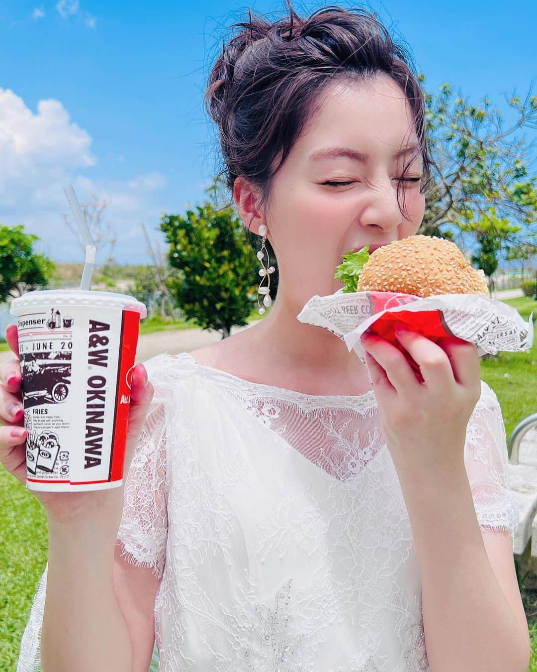 松原伊予菜のインスタグラム：「'  A&W食べたでぃ🍔🥤👰🏻‍♀️ うまかったぁ🫠♡  #沖縄#okinawa」