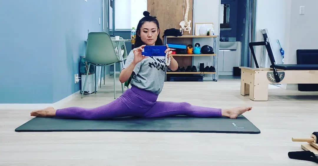 須藤美樹さんのインスタグラム写真 - (須藤美樹Instagram)「パーソナルトレーニングに通い早くも4ヶ月程経ちました💪  ねじれや歪みを取りながら少しずつ変化して、頭と体の連動がどんどん出来るようになってます‼️😘  歩く🏃立つ🚶‍♀️っていうことがいかに難しかったか(笑)  クララが立ったくらいの感動で😂😂😂  ずっーーーと諦めていた柔軟性と筋力を高めて、今まで出来なかった動きできそー💪  楽しくなってきたーーー🎵  #柔軟性 #筋力 #トレーニング #パーソナルトレーニング #ピラティス」9月5日 20時46分 - odorukaiunshi