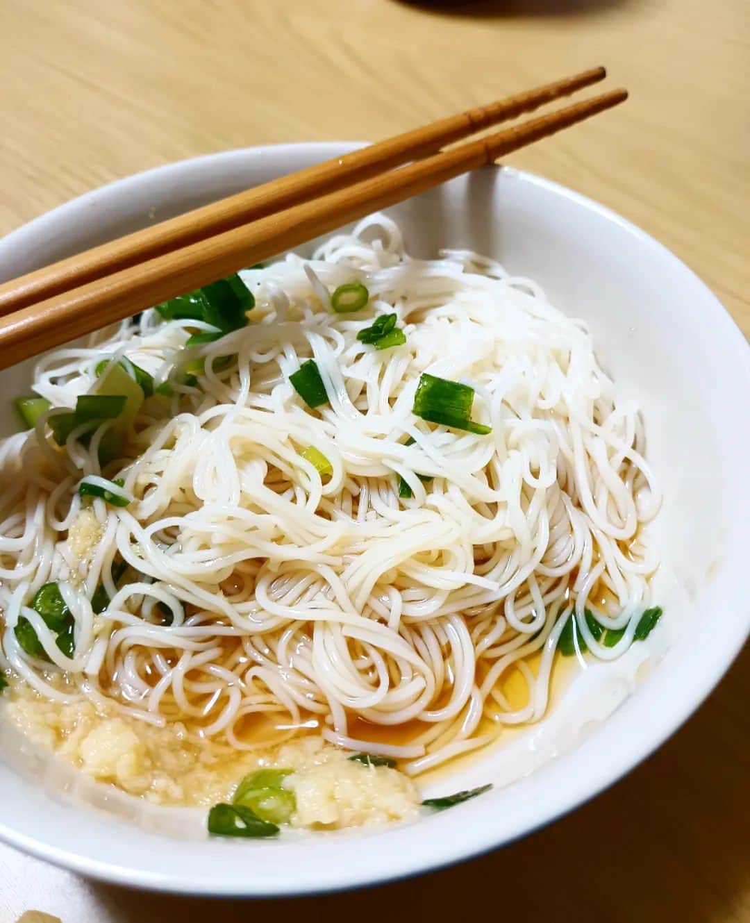 松本隆博のインスタグラム：「。⁡ 母が残した素麺を……⁡ ⁡もったいなからと……⁡ ⁡食事終えたのにも⁡ ⁡関わらずぅぅ…………⁡ ⁡無理して食べたらぁ～……⁡ ⁡⁡ ⁡「あんた！太るで…」⁡ ⁡⁡ ⁡と言われるぅ～～～⁡ ⁡⁡ ⁡ないと思います‼️🎶⁡ (っ'ヮ'c)⁡ ⁡⁡⁡ ⁡⁡今日も一日ご苦労さまm(_ _)m⁡ ⁡あなたの息子はなかなかえらいぞ…⁡ ⁡ ⁡還暦少年 松本隆博⁡ ⁡」