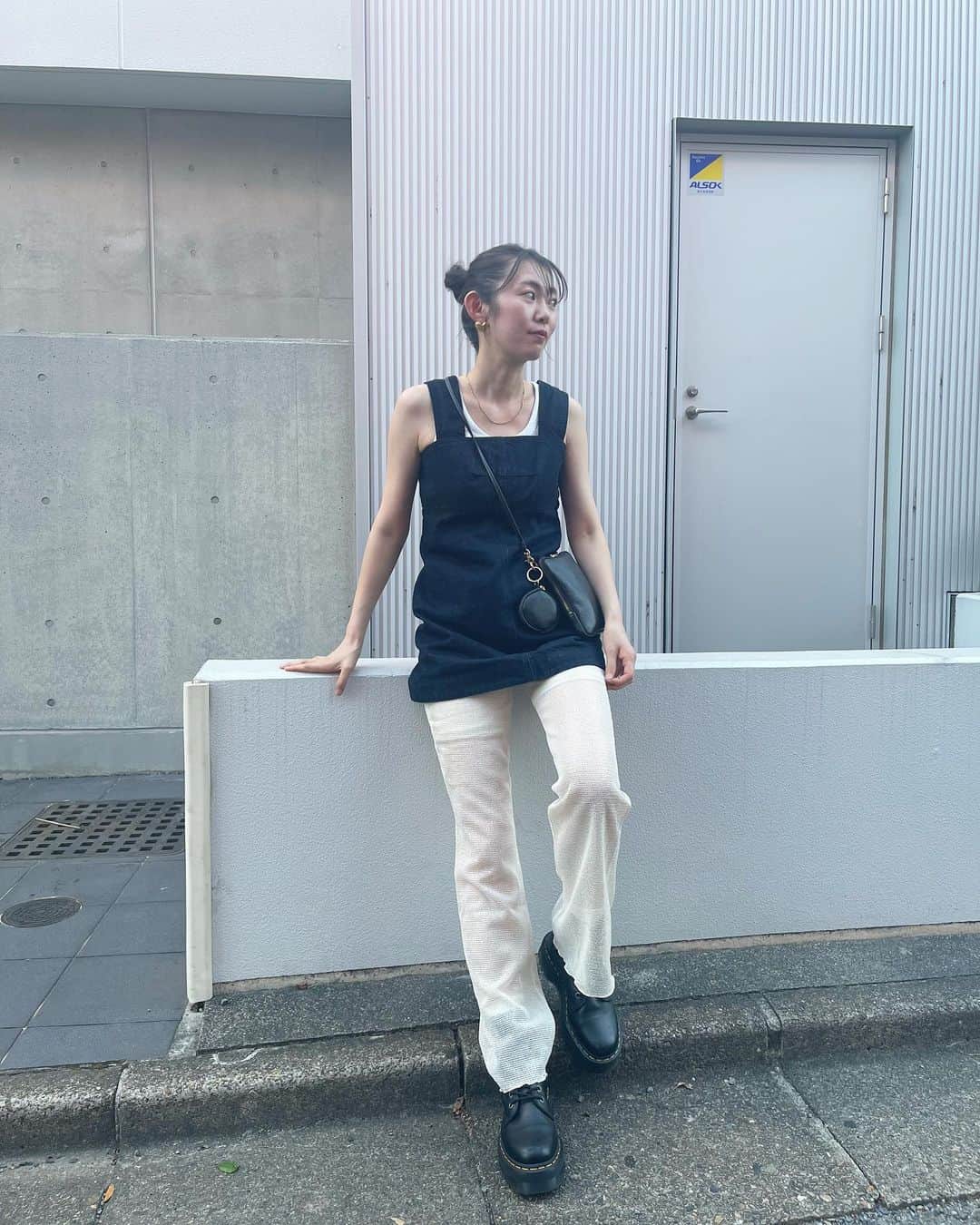 吉野千穂さんのインスタグラム写真 - (吉野千穂Instagram)「誰用なの？ってくらい 裾長くて引きずるシースルーパンツ😀 (この日は厚底で回避。) 白と黒の2色買いして ずるずる引きずってます。笑  そして、冬に買ったけど インナー次第で夏にも着れることに 気づいたデニムトップス💙  全然見えない ぼってりハートのピアスも お気に入りです💛  #シースルー#ドクターマーチン #デニムコーデ #コーディネート記録 #drmartens#vacancy#stylemixer#givenchy #千穂飯#おうちごはん#作りたくなるおうちごはん#おつまみサラダ#おつまみ#家飲みつまみ#おうち飲み#おうち居酒屋」9月5日 20時47分 - chiho_yoshino