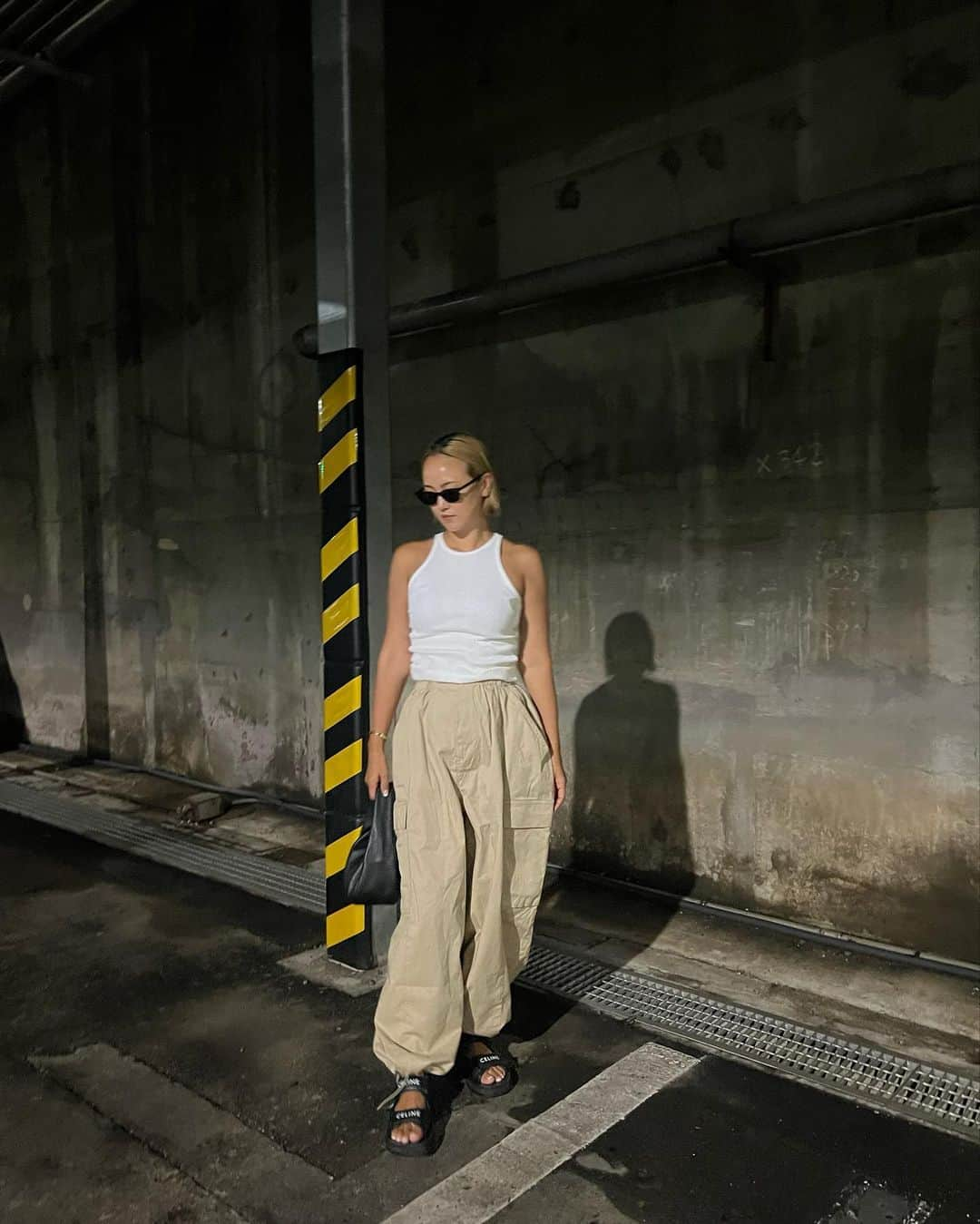 亜弥のインスタグラム：「🚧 まだまだ暑かった今日🌞 Topsは夏服 pantsを秋物にしたよ🐿️  Tops @sea_japan  pants @gap_jp  sandal @celine  bag @todayful_  🕶️ @timc_inc   #fashion  #gap #残暑です」