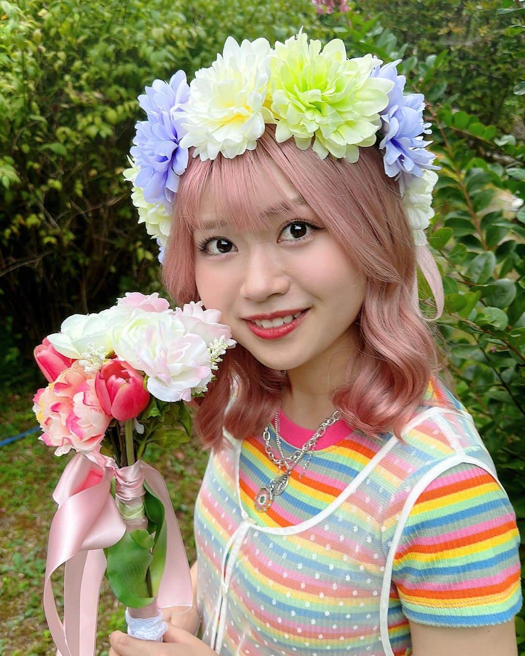 中川千尋のインスタグラム：「お庭の妖精🧝🏻‍♀️🧚🏻‍♀️さんごっこ〜  先日は、お誕生日お祝いありがとうございました〜  1年の内にこんなにみんなに愛されてるんだって感じられる瞬間が大好きなんだ〜  もうちょっと生きてよ〜 一緒に  #19 #19歳 #19歳になりました #ガーデン #マイガーデン #お庭 #お庭のある暮らし #お誕生日 #happybirthday #お誕生日おめでとう」