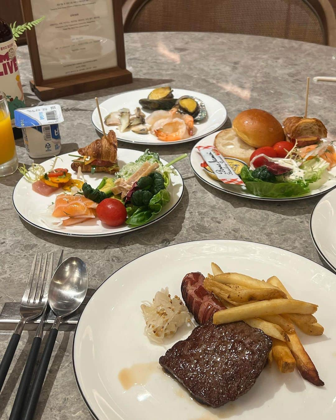 ユビンさんのインスタグラム写真 - (ユビンInstagram)「서울에서 만난 유럽 호캉스 🥖☕️🛁 아난티 앳 강남 호텔 배게트에서 브런치 즐기고 이터널저니에선 쇼핑하고 객실에서 푹 쉬다가 수영장에서 물놀이까지 완벽한 호캉스 ••♥   #아난티앳강남 #이터널저니 #아난티 #아난티호텔 #강남브런치카페 #배게트 #강남편집숍 #ananti #anantiatgangnam #anantihotel #eternaljourney」9月5日 20時55分 - u.b1n