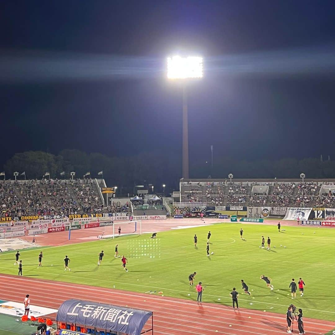 武藤乃子のインスタグラム：「⚽️ 群馬 0-0 町田 +1💪  ザスパは2試合続けて⚡️中止を受けての、首位・町田戦でした。  最後まで集中を切らさずに、スコアレスドローとは思えないほどワクワクする攻防戦を繰り広げ、首位を独走する町田を相手に勝ち点をゲット！  中止となった試合が入り、今後の日程変更もありますが、選手の皆さんからは「プレーオフ」の言葉も出てきています。 最後まで共に戦おう！！  #ザスパクサツ群馬  #町田ゼルビア  #Jリーグ #J2 #サッカー観戦 #取材」