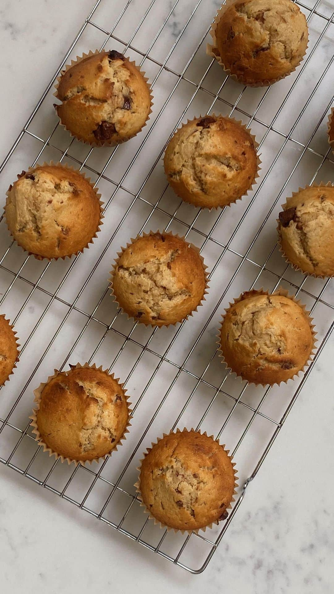 タニヤ・バーのインスタグラム：「Baking banana choc chip muffins 🍌 🍫」