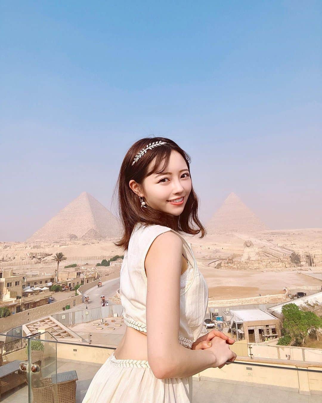 森香穂のインスタグラム：「♡  ピラミッドとスフィンクスを一望できる屋上のCafe✨  ここの周辺には屋上にたくさんCafeがありました！ 観光向けです！ 最高すぎてすっごい感動しました🥺   #エジプト #エジプト旅行 #ピラミッド #スフィンクス」