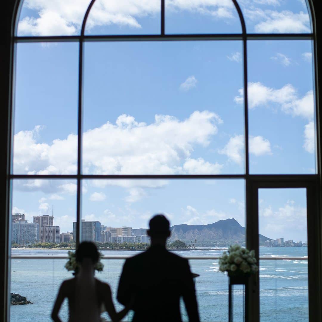 The Terrace By The Seaさんのインスタグラム写真 - (The Terrace By The SeaInstagram)「@the_terrace_by_the_sea Hawaii Wedding情報はこちら𓂃𓈒𓏸  ---------  扉を開けた瞬間、 その美しさに思わず息を呑むはず𓍯  -------------------  = produce = モチーフ @motif_resort  = photo = Naoya @naoya_oshita  @betterhalf_hawaii  --------------------  ハワイのザ・テラス バイ・ザ・シーにて 挙式を検討されていらっしゃる方へ✯  プロフィール欄のURLより、ウエディングの相談ご予約 が可能です。 小さい疑問や質問にもお答えいたしますので、お気軽に お問い合わせくださいませ🌺  ザ・テラス バイ・ザ・シーでは、健康と安全を最優先に 配慮し、安心してハワイでの時間を楽しんでいただいて おります𓆉  #テラスバイザシー #TheTerraceByTheSea #TAKAMIBRIDAL #タカミブライダル #MotifRESORT #テラス花嫁 #モチーフ花嫁 #リゾートウェディング #リゾート婚 #ハワイ挙式 #カウイチャペル #ダイヤモンドヘッド」9月5日 21時00分 - the_terrace_by_the_sea